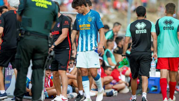 El delantero portugués del Atlético de Madrid João Félix se retira lesionado durante el partido amistoso del Torneo Memorial Jesús Gil que Atlético de Madrid y CD Numancia. (Foto Prensa Libre: EFE)