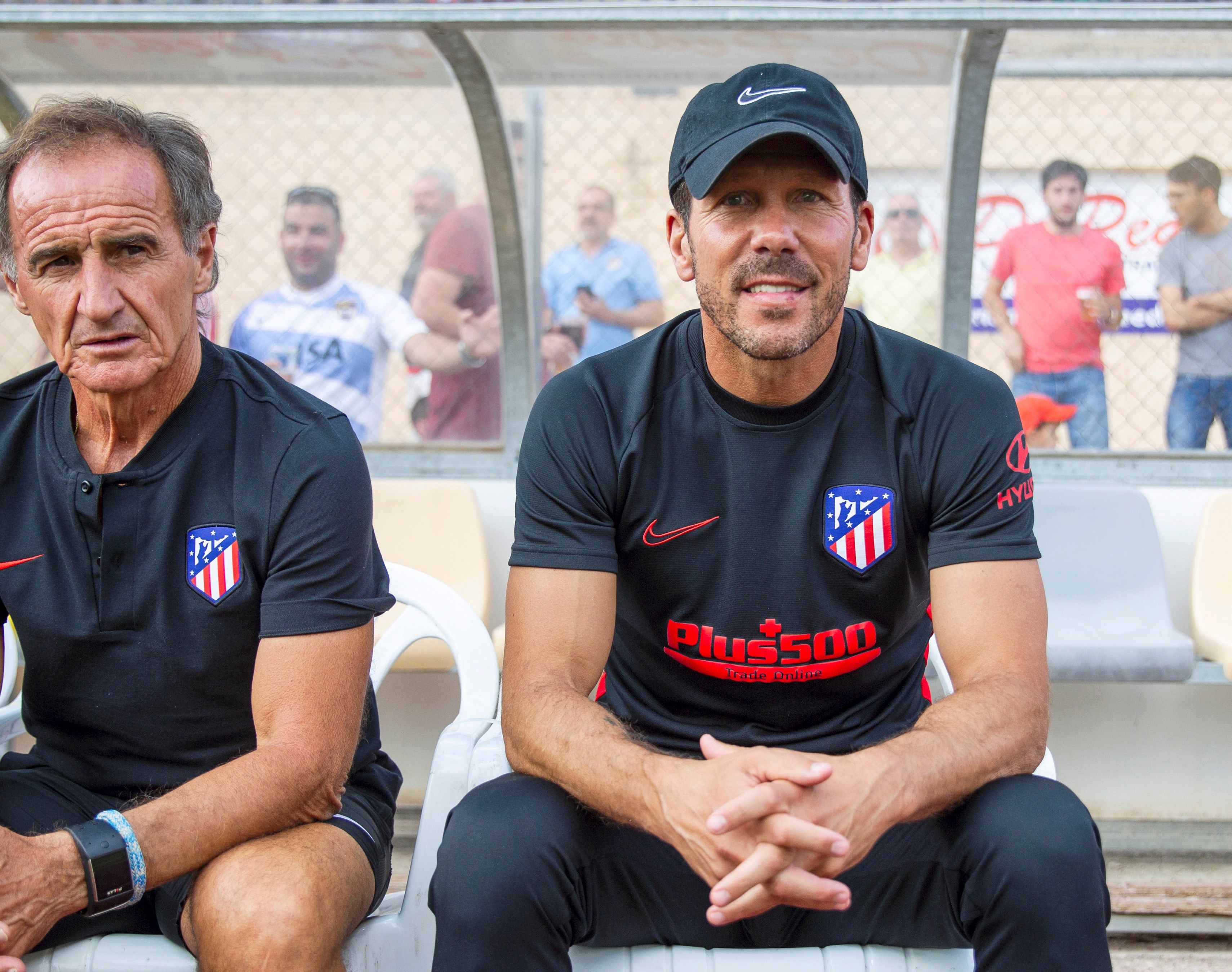 El entrenador del Atlético de Madrid Marcos, Diego Pablo Simeone,d., y el preparador físico del equipo, Óscar Ortega,iz., (Foto Prensa Libre: EFE)