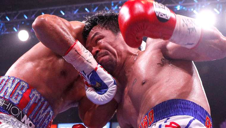 Manny Pacquiao frente a Keith Thurman en una pelea que fue muy esperada. (Foto Prensa Libre: EFE)