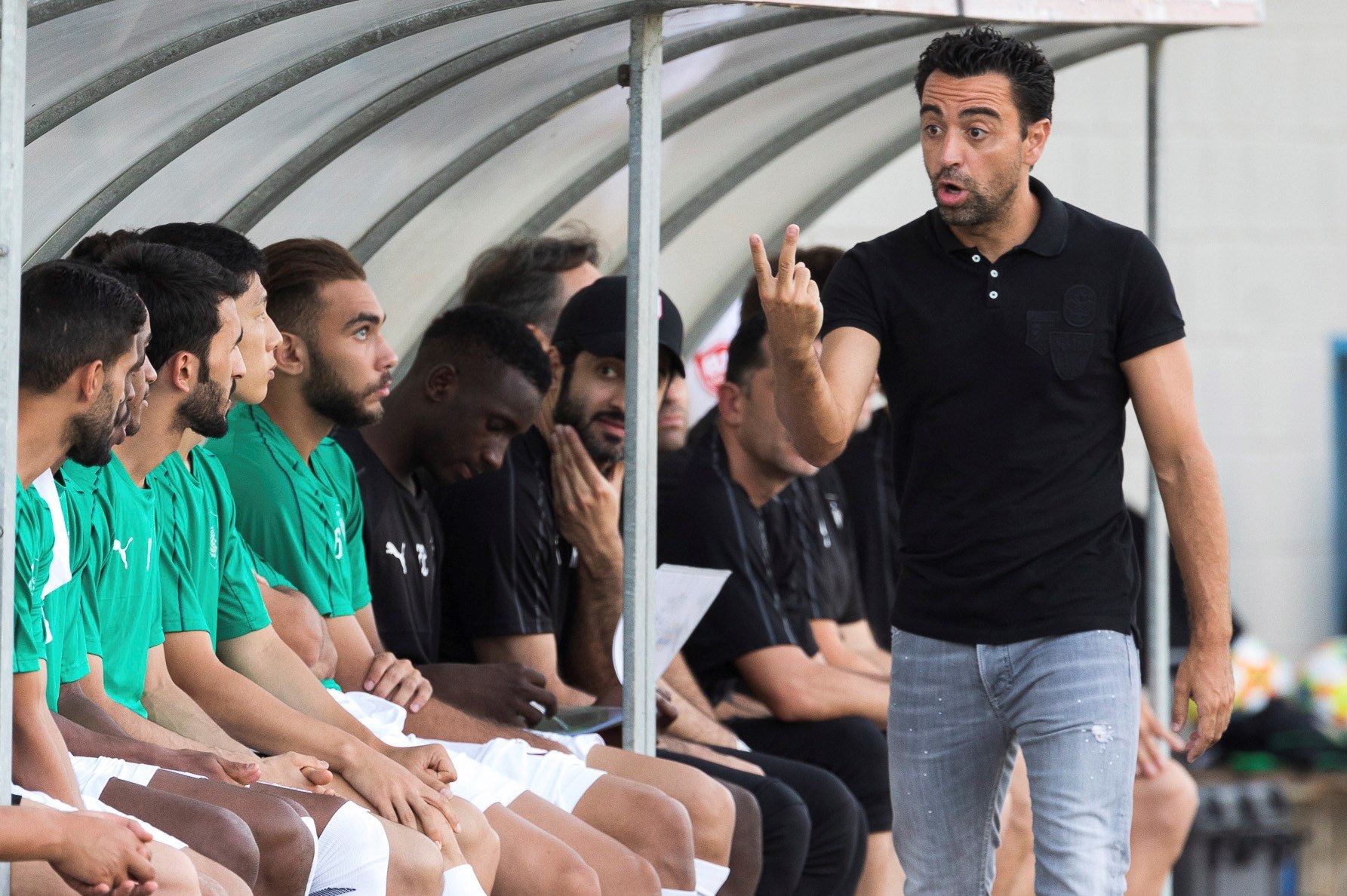 El exazulgrana Xavi Hernández, entrenador del equipo catarí Al-Sadd Sports Club, en el amistoso de pretemporada que su equipo juega contra el Palamós. (Foto Prensa Libre: EFE)