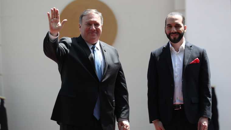El presidente de El Salvador, Nayib Bukele, recibe al secretario de Estado de Estados Unidos, Mike Pompeo, en la Casa Presidencial de San Salvador. (Foto Prensa Libre: EFE)