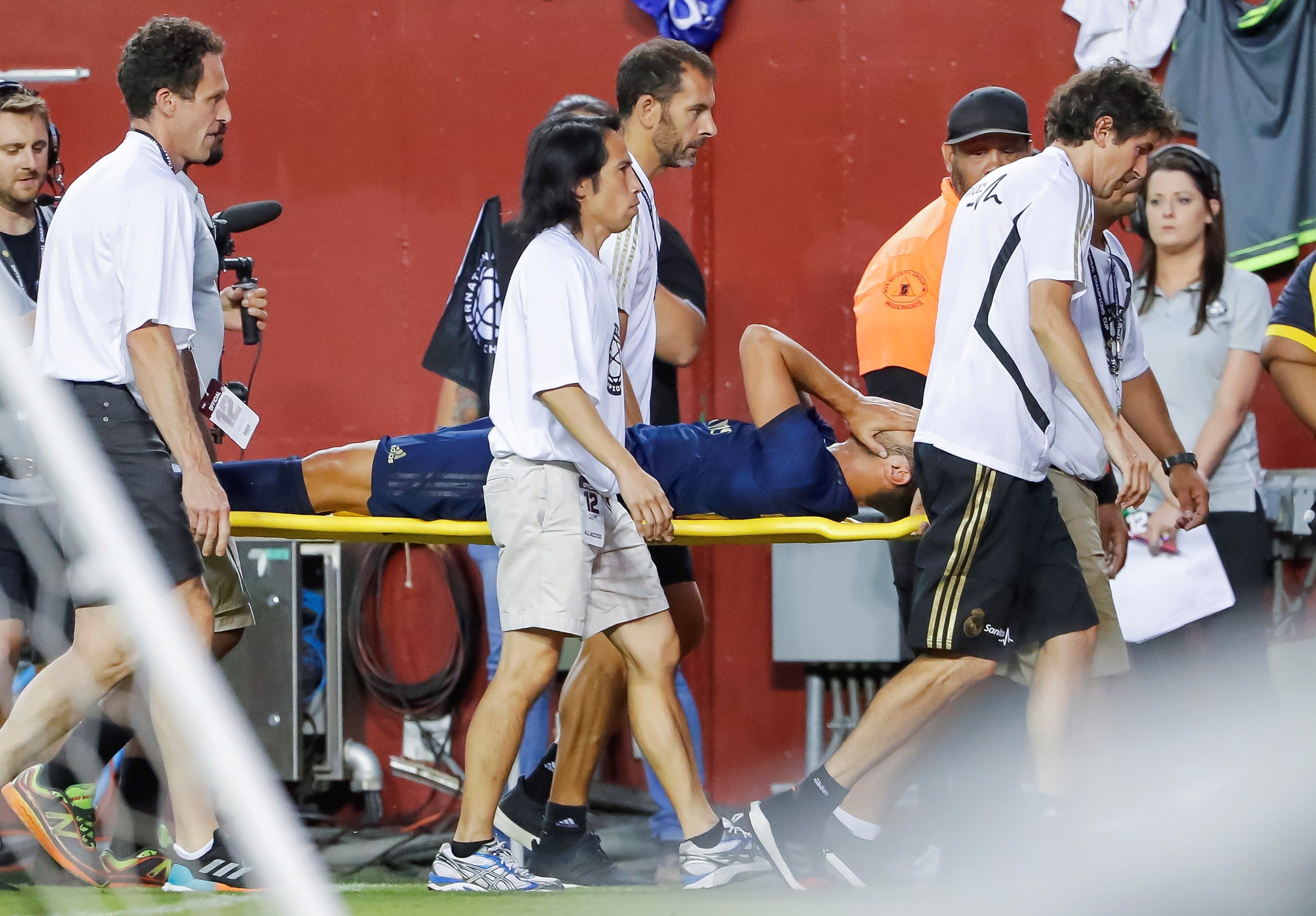 Asensio se marchó del campo en camilla con visibles gestos de dolor en la rodilla izquierda y acompañado del médico del club. (Foto Prensa Libre: EFE)