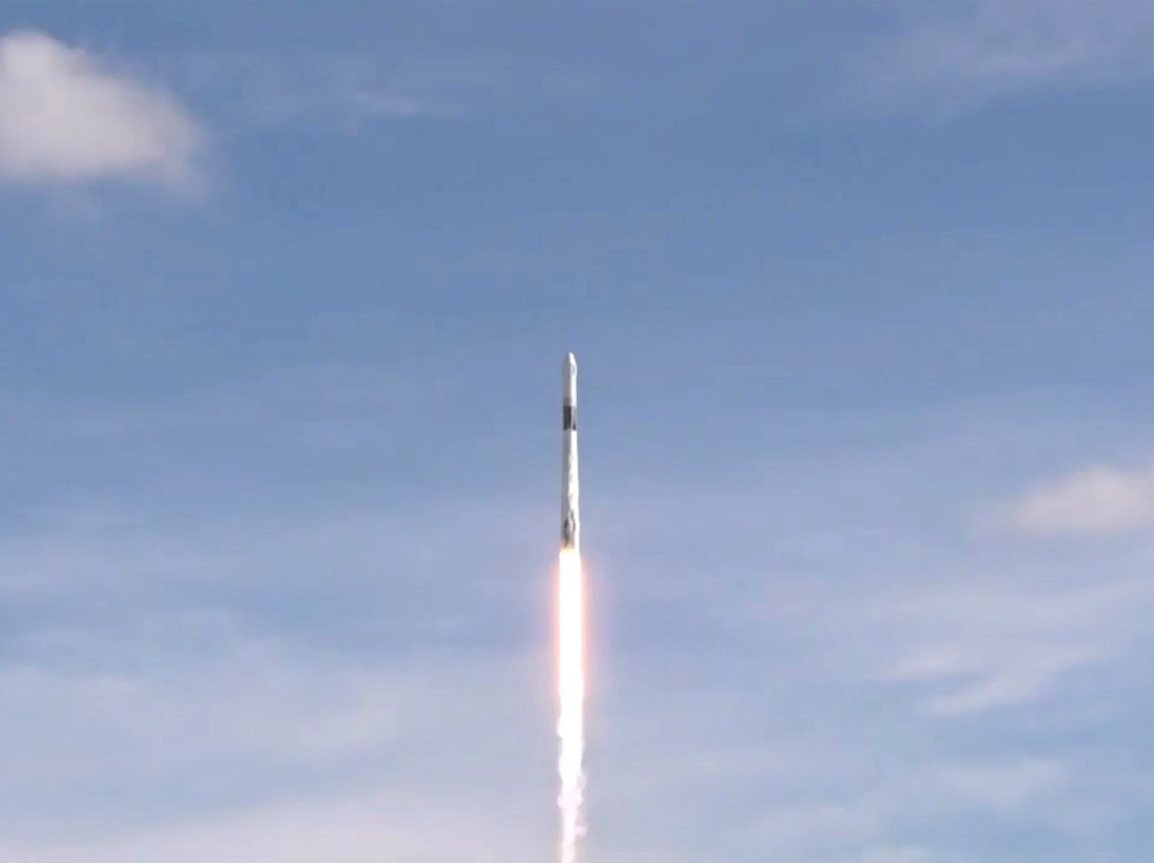 AME852. CABO CAÑAVERAL (ESTADOS UNIDOS), 25/07/2019.- Captura de vídeo cedida por la NASA donde aparece un SpaceX Falcon 9 mientras despega este jueves desde el Complejo de Lanzamiento Espacial 40 en la Estación de la Fuerza Aérea de Cabo Cañaveral, en Florida (EE.UU.). La compañía privada SpaceX envío este jueves desde Cabo Cañaveral la cápsula Dragon con más de 5.000 libras (más de 2.200 kilos) de carga y suministros a la Estación Espacial Internacional (EEI). La que es la décimo octava misión para el abastecimiento de la EEI desde 2016, cuando la NASA y la firma liderada por Elon Musk suscribieron un contrato para ese fin y que está vigente hasta 2024, logró además recuperar la primera etapa del cohete Falcon 9. EFE/NASA/ SOLO USO EDITORIAL/ NO VENTAS