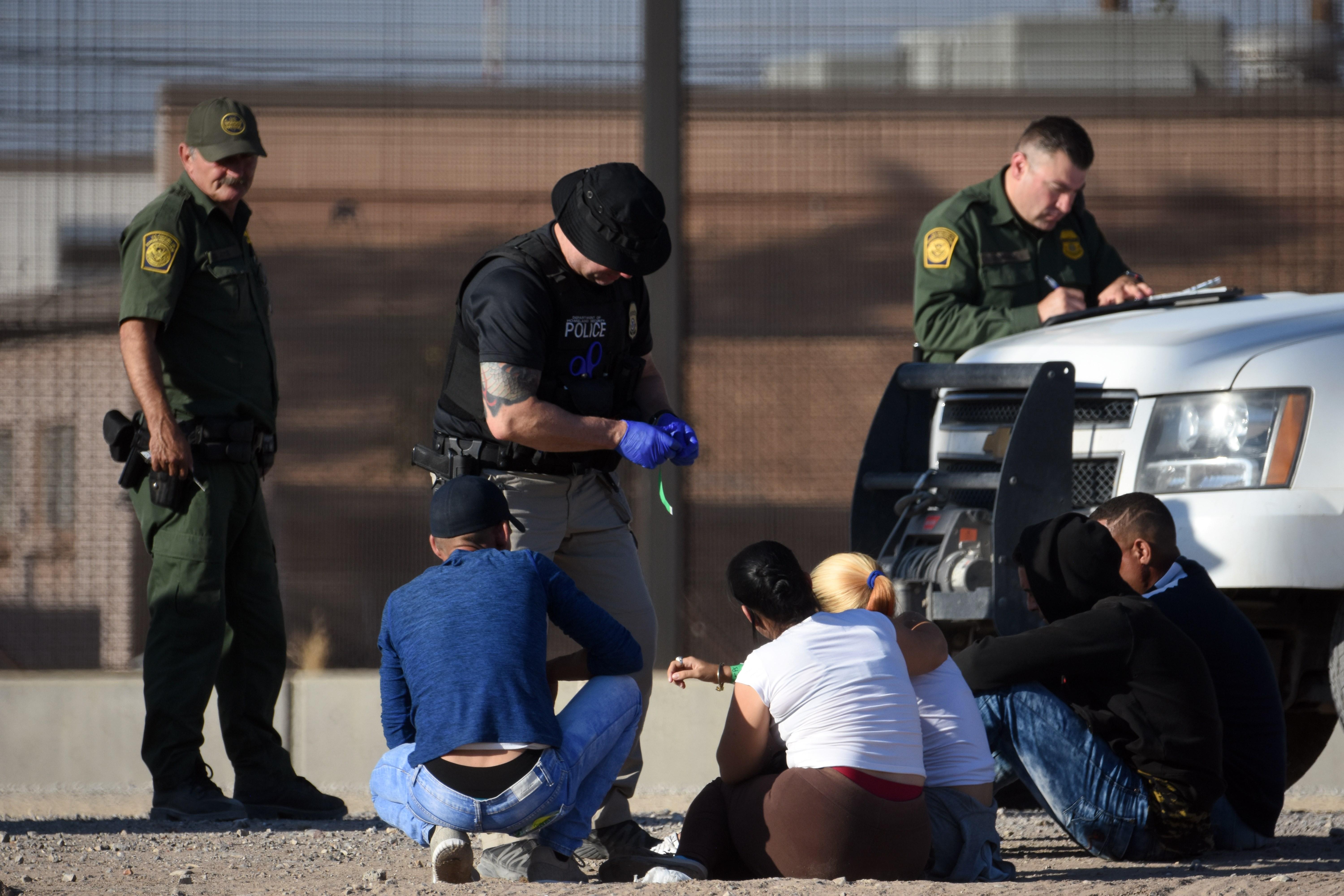 Migrantes detenidos por las autoridades migratorias estadounidenses luego de haber cruzado el Río Bravo, entre Ciudad Juárez y El Paso, Texas. (Foto Prensa Libre: EFE)