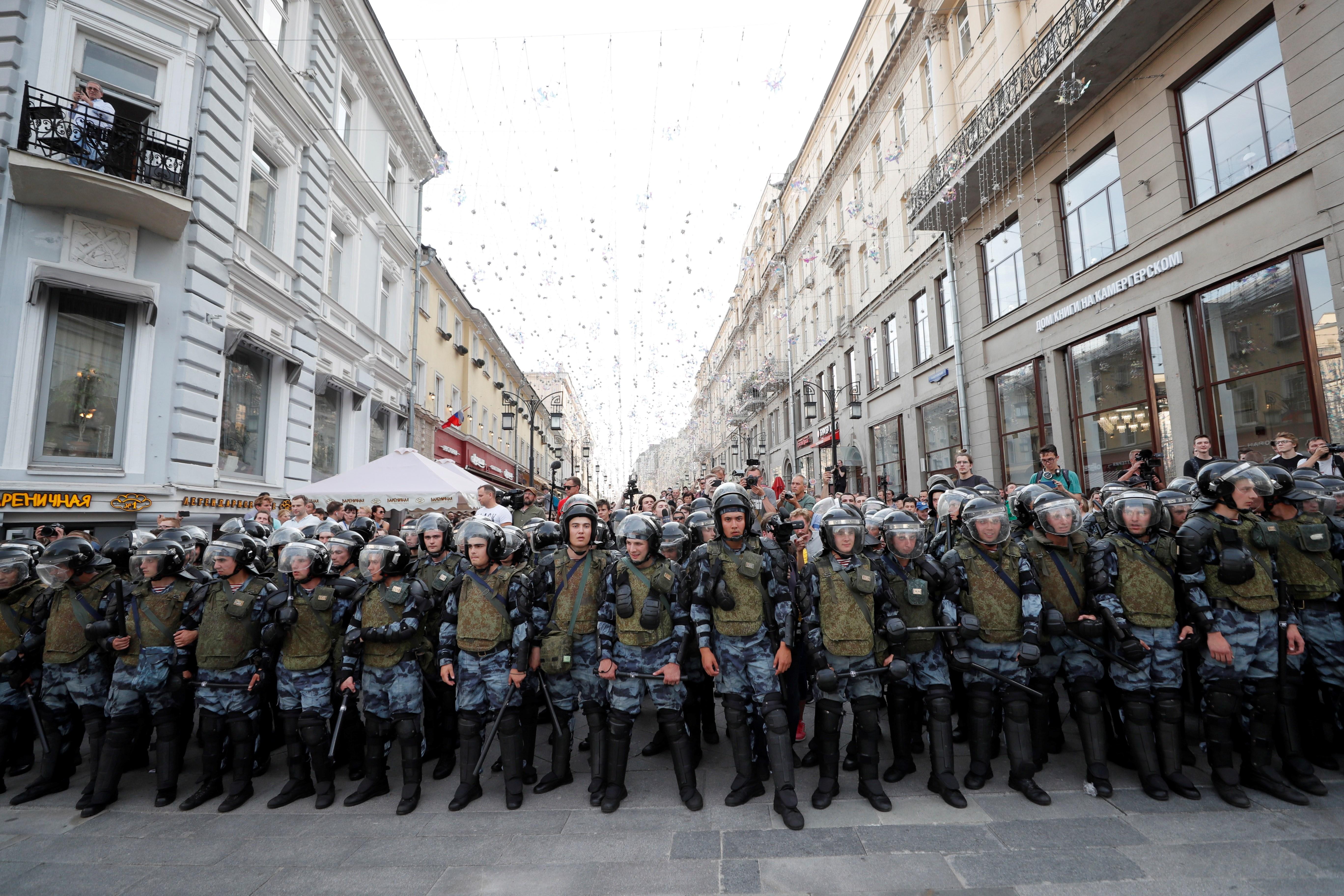 Tensión en Moscú debido a las protestas en contra del gobierno de Vladimir Putin. (Foto Prensa Libre: AFP)