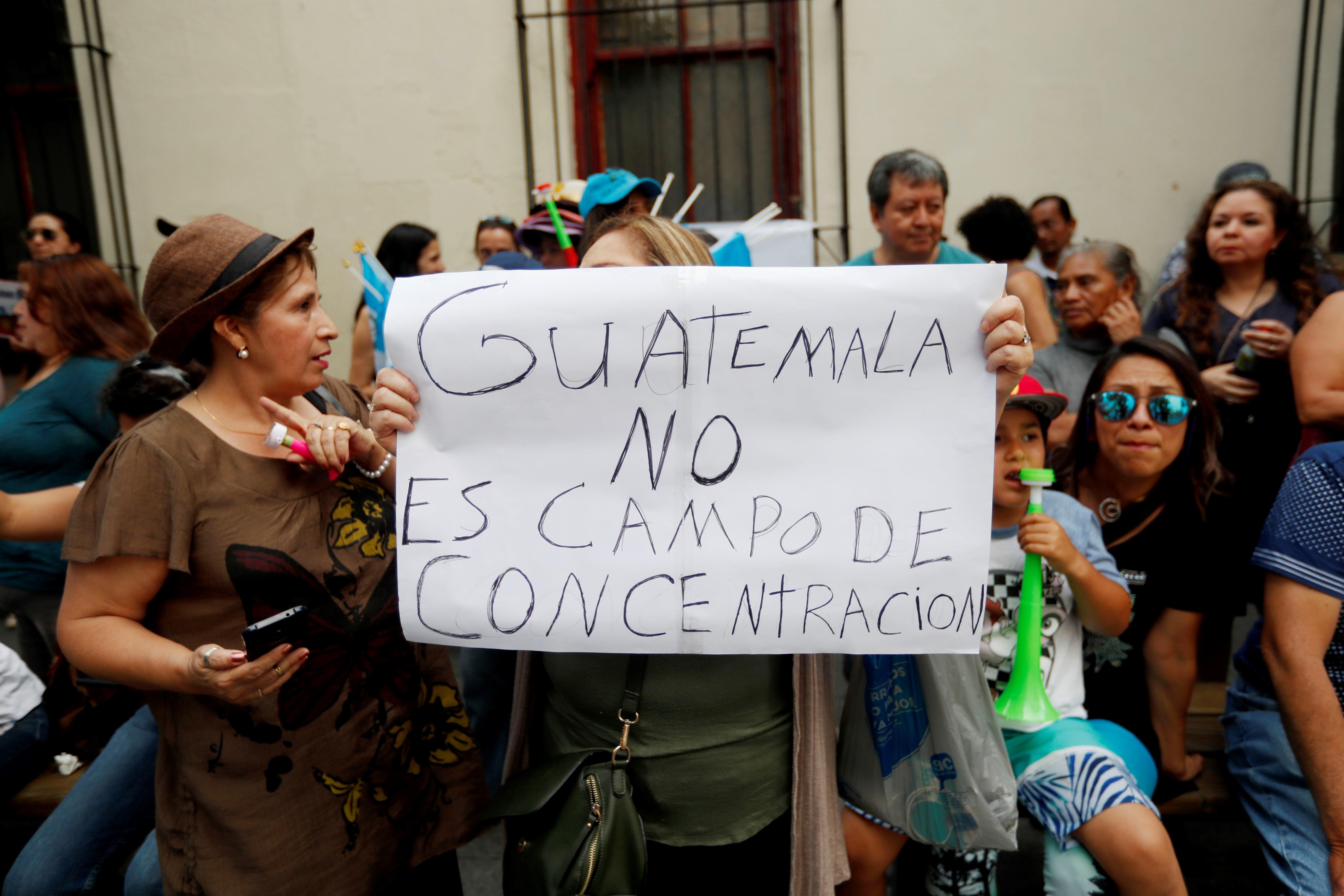 Guatemaltecos protestan contra la firma del acuerdo que convertiría a Guatemala en un tercer país seguro. (_Foto Prensa Libre: EFE)