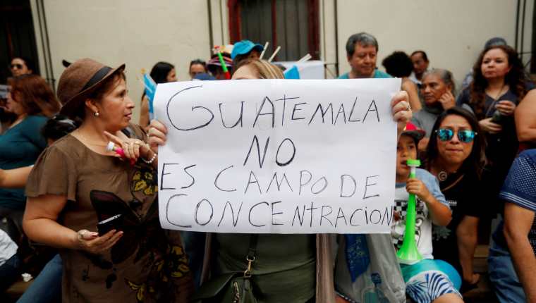 Guatemaltecos protestan contra la firma del acuerdo que convertiría a Guatemala en un tercer país seguro. (_Foto Prensa Libre: EFE)