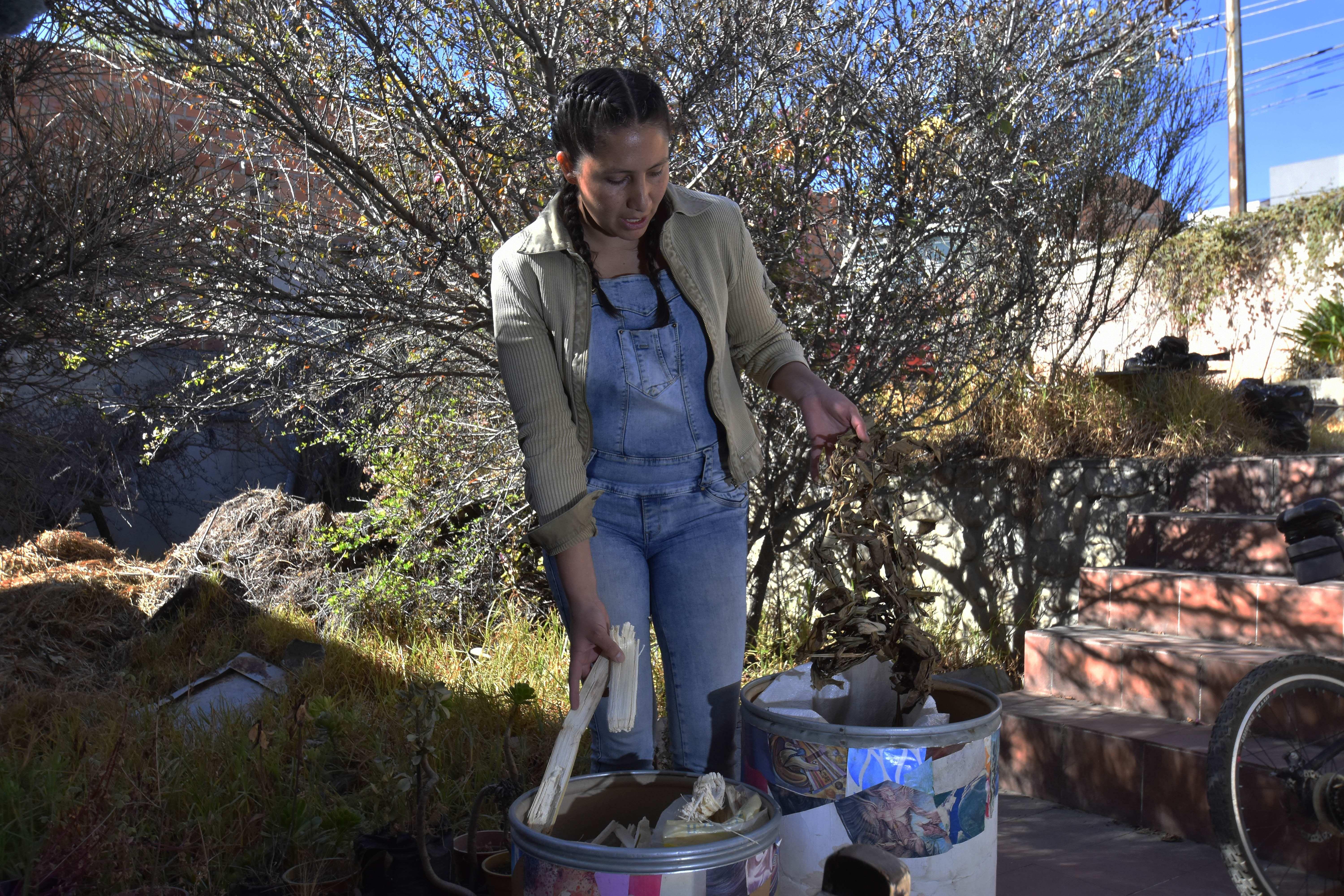 La boliviana Cecilia Tapia trabaja con fibras vegetales para elaborar los productos de su proyecto Bohemia Papel. (Foto Prensa Libre: EFE)