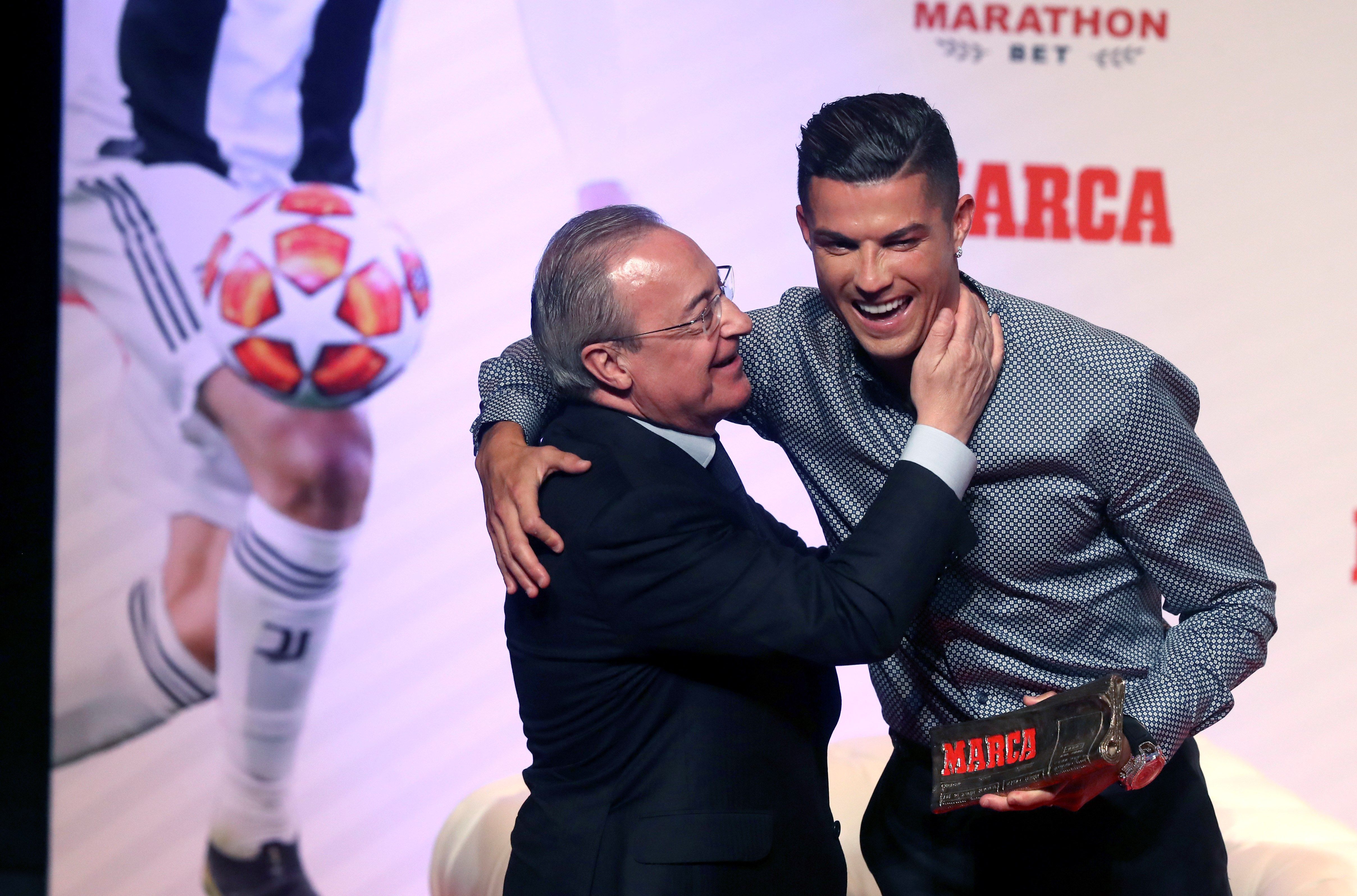 Cristiano Ronaldo (d), actual futbolista de la Juventus FC, junto al presidente del Real Madrid, Florentino Pérez, durante la gala en la que el futbolista ha recibido el Marca Leyenda,. (Foto Prensa Libre: EFE)