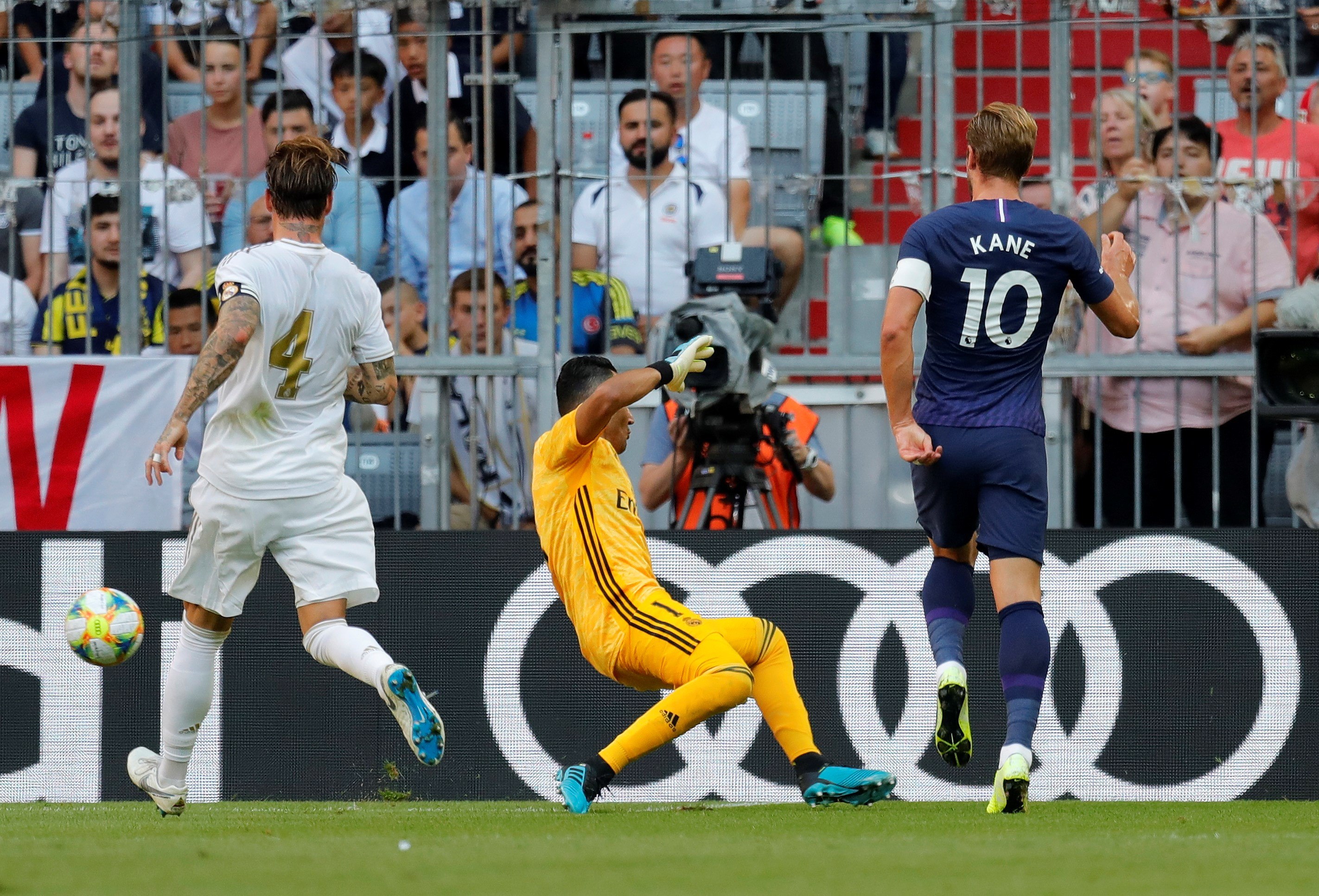 Harry Kane anota el gol del triunfo del Tottenham frente al Real Madrid. (Foto Prensa Libre: EFE)
