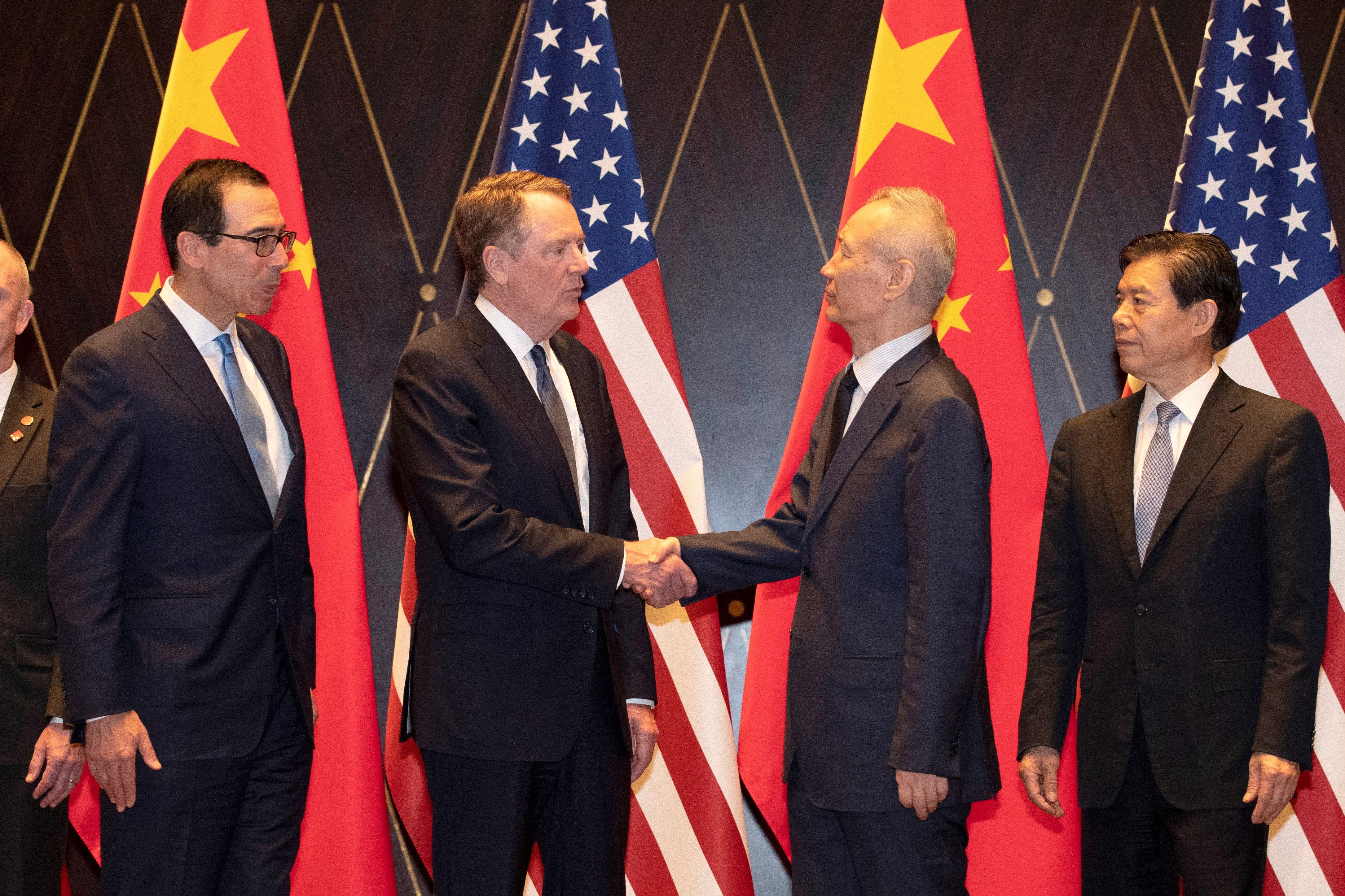 El representante comercial de EE. UU., Robert Lighthizer, se da la mano con el viceprimer ministro chino, Liu He, en el Centro de Conferencias Xijiao en Shanghai, China. (Foto Prensa Libre: EFE) 