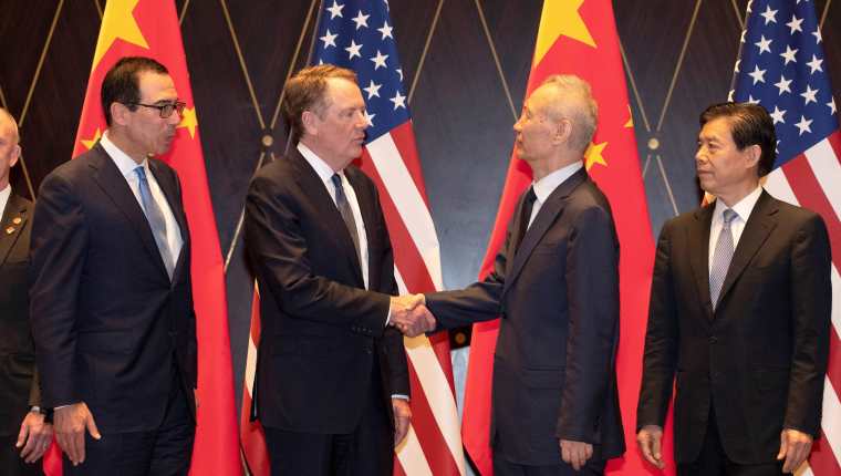 El representante comercial de EE. UU., Robert Lighthizer, se da la mano con el viceprimer ministro chino, Liu He, en el Centro de Conferencias Xijiao en Shanghai, China. (Foto Prensa Libre: EFE) 
