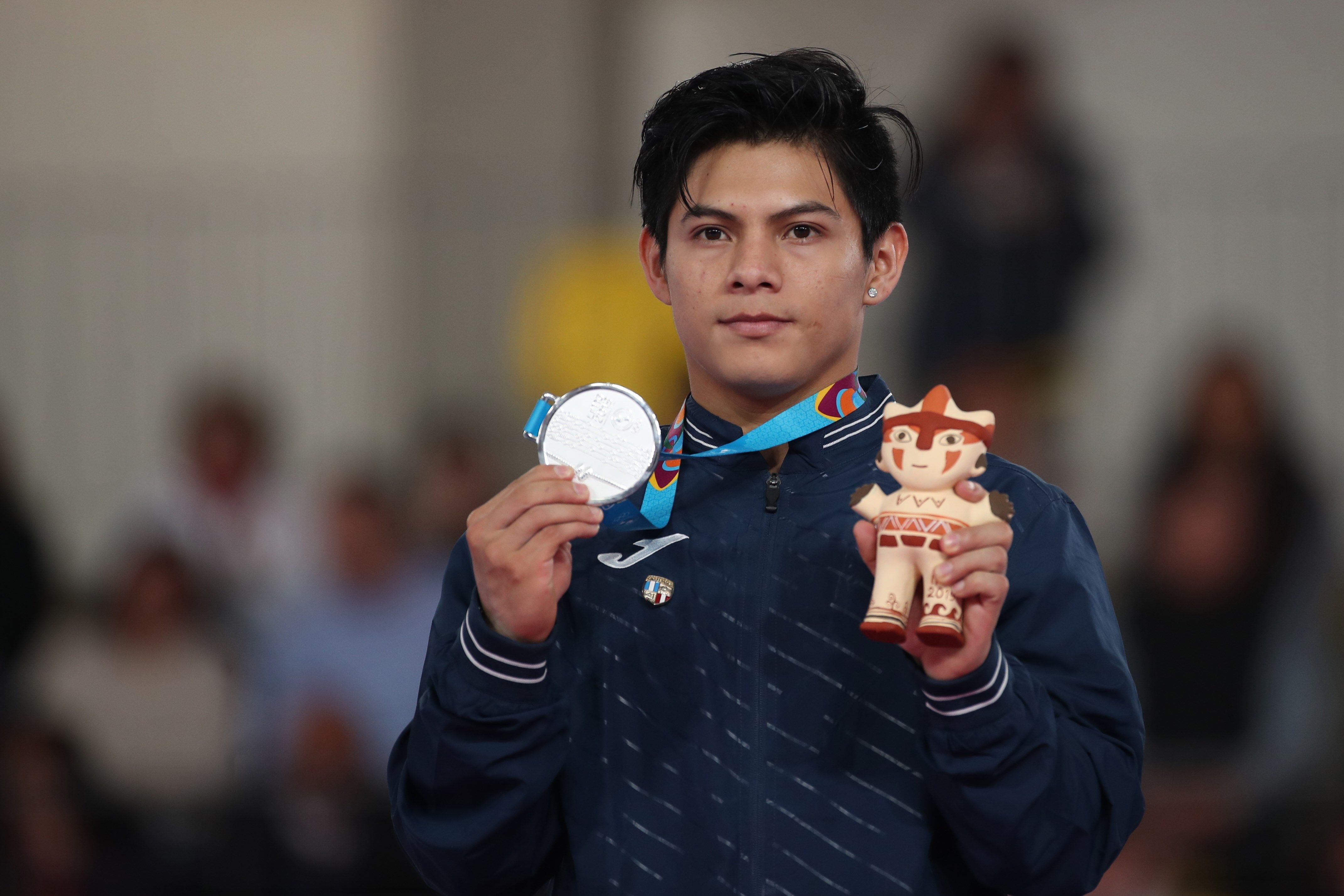 Jorge Vega ganó la medalla de plata para Guatemala en el salto al potro. (Foto Prensa Libre: EFEL)
