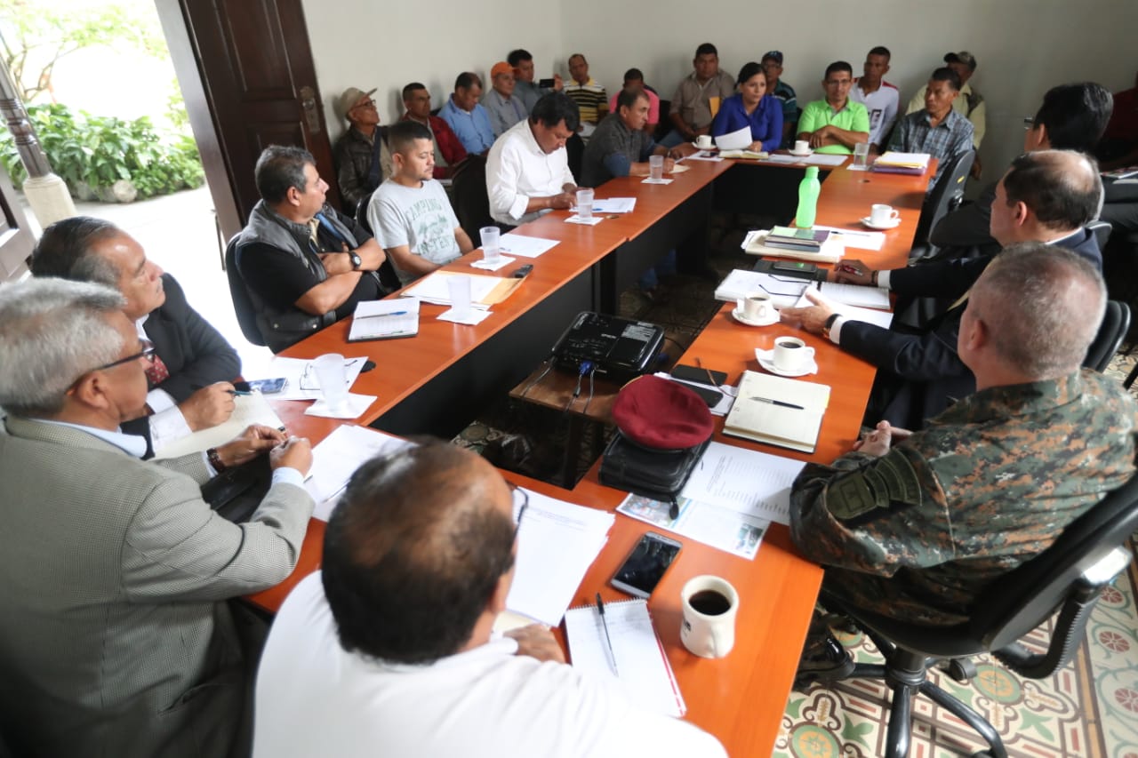 Representantes de la agrupación de Veteranos Miembros de Tropa del Ejército sostienen una mesa técnica con repesen antes del Ministerio de la Defensa Nacional y Comisión Presidencial del Diálogo. (Foto Prensa Libre: Esbin Gacía)
