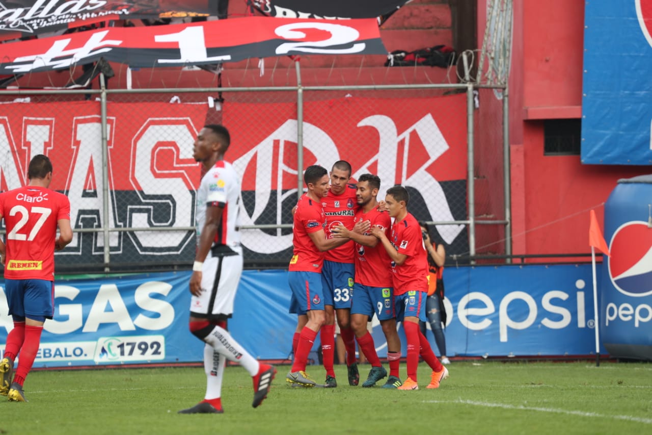 Municipal perdió una ventaja de 2-0 frente a la Liga Deportiva Alajuelense. (Foto Prensa Libre: Francisco Sánchez)