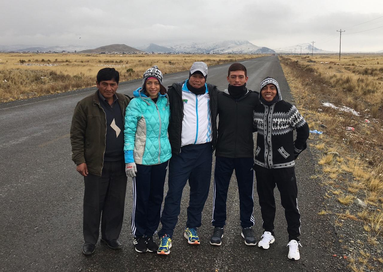 El equipo de Marcha trabaja en la Paz, Bolivia en temperaturas muy bajas. (Foto Prensa Libre: José Barrondo)