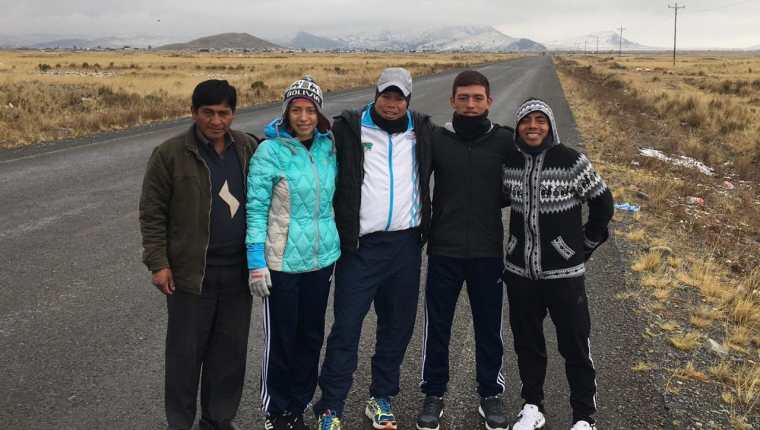 El equipo de Marcha trabaja en la Paz, Bolivia en temperaturas muy bajas. (Foto Prensa Libre: José Barrondo)