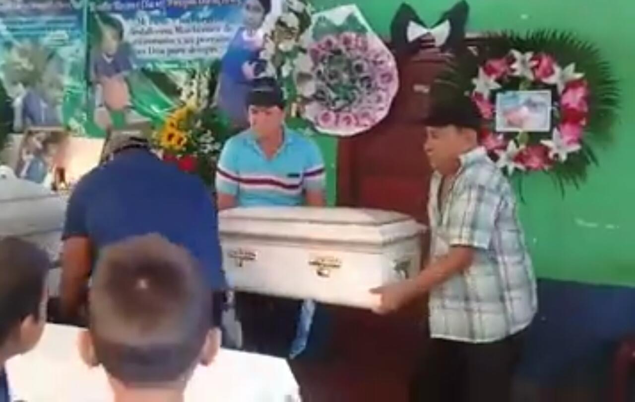 Briseyda Chicas y su hijo Denilson son velados en su casa de habitación. (Foto Prensa Libre: Cortesía)