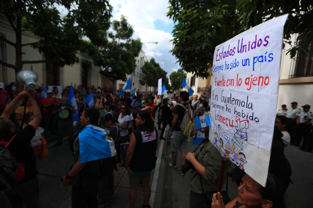 Decenas de personas manifestaron frente a la Casa Presidencial en rechazo del acuerdo migratorio firmado el viernes entre Guatemala y Estados Unidos. (Foto Prensa Libre: Carlos Hernández)
