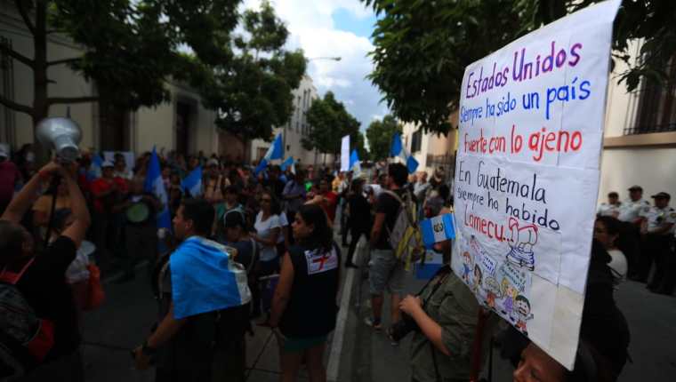 Decenas de personas manifestaron frente a la Casa Presidencial en rechazo del acuerdo migratorio firmado el viernes entre Guatemala y Estados Unidos. (Foto Prensa Libre: Carlos Hernández)