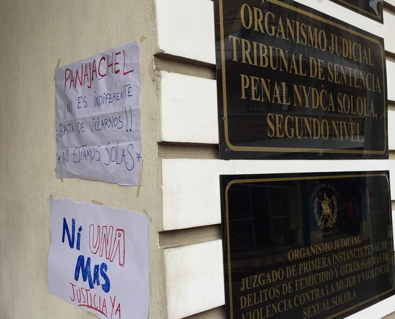 Varios carteles fueron pegados en las afueras del juzgado como muestra de apoyo  la víctima. (Foto Prensa Libre: Sororidad Panajachelense)
