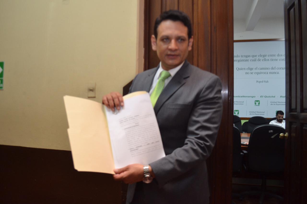 Óscar Argueta, secretario general de la UNE, muestra la denuncia contra la Junta Departamental de Quetzaltenango. (Foto Prensa Libre: José Castro)