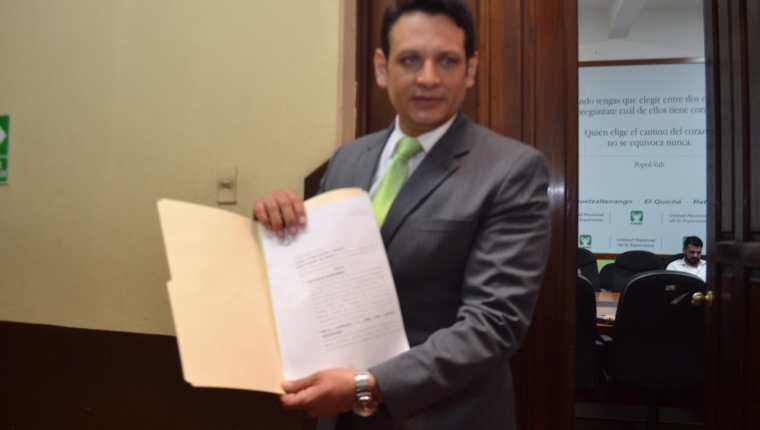 Óscar Argueta, secretario general de la UNE, muestra la denuncia contra la Junta Departamental de Quetzaltenango. (Foto Prensa Libre: José Castro)