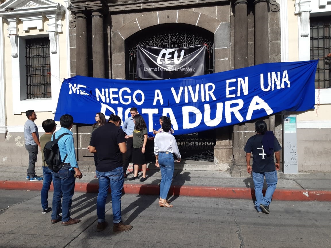 Universitarios toman instalaciones del Musac para evitar ratificación de acuerdo migratorio