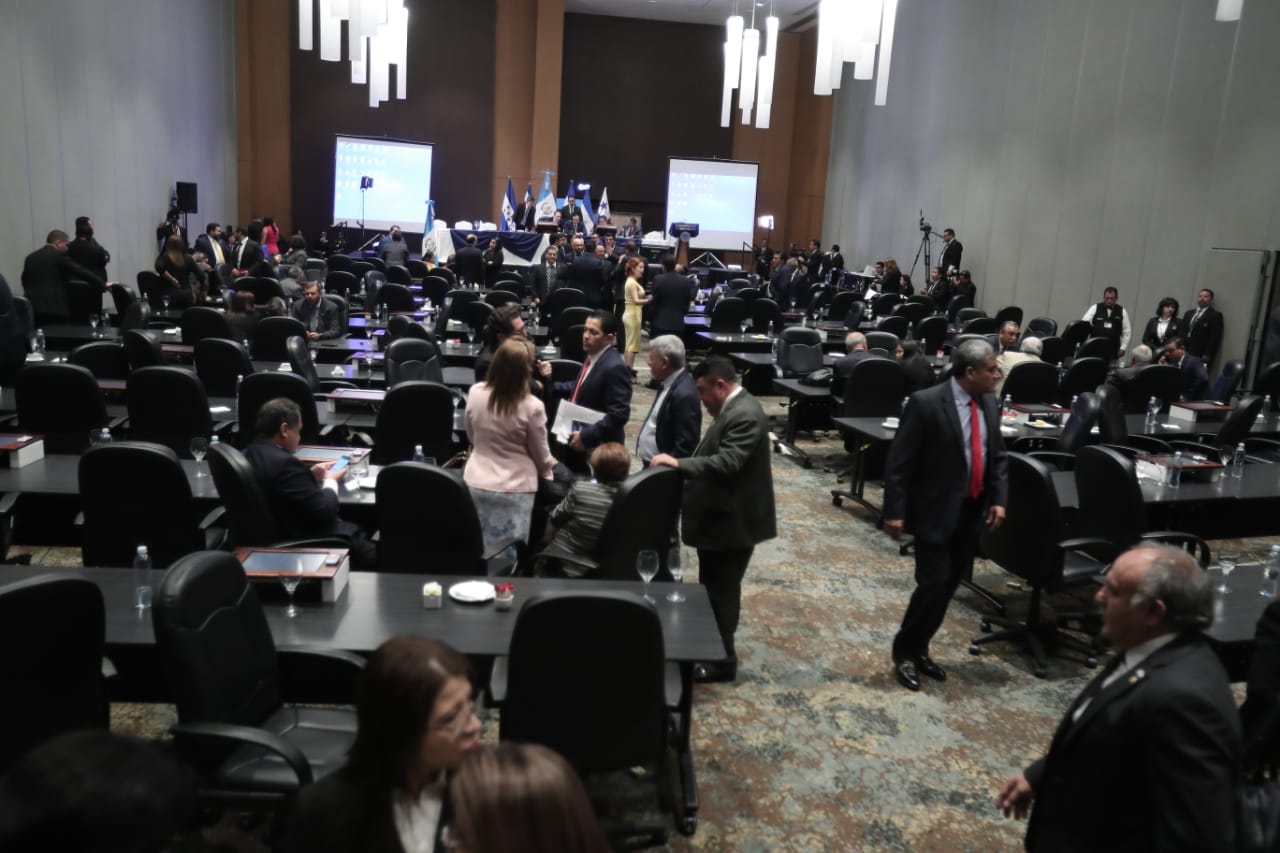 Sesión extraordinaria se realiza en un hotel de la zona 10 capitalina. (Foto Prensa Libre: Juan Diego González)