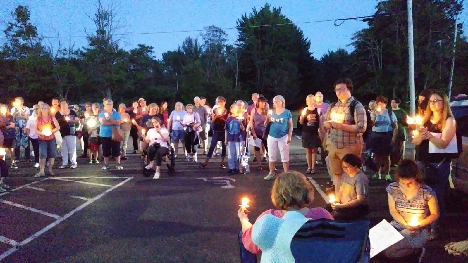 Una vigilia a favor de las familias migrantes frente a un centro de detención en Ohio. (Foto Prensa Libre: Cortesía)