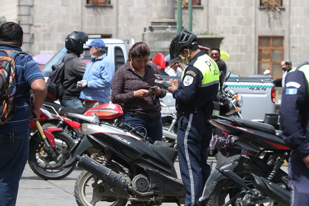 La mayoría de motoristas en Quetzaltenango no tiene licencia para conducir moto, según la Policía la Tránsito. (Foto Prensa Libre: Mynor Toc)