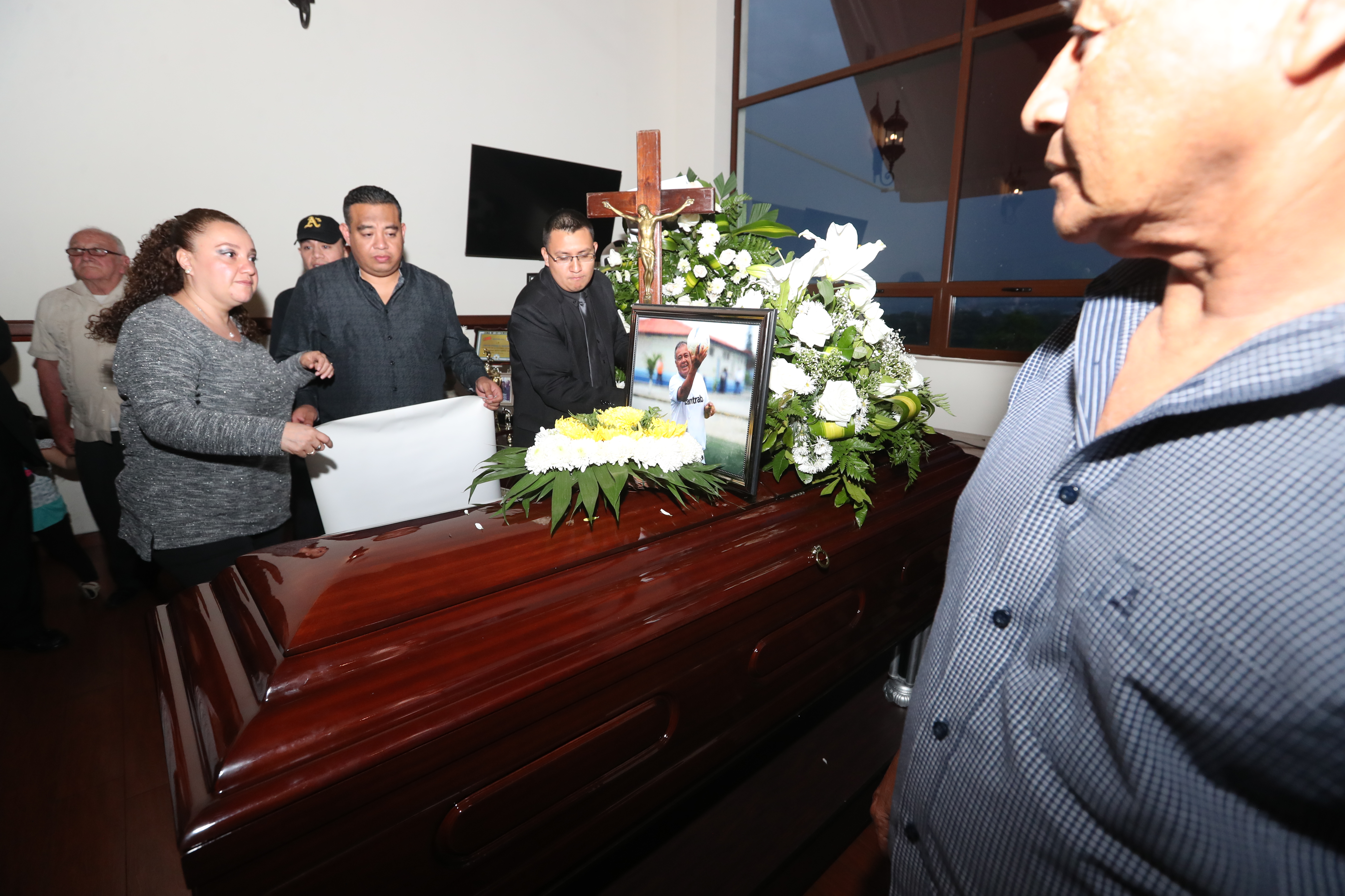 Familiares y amigos despidieron al Óscar Sánchez, quien falleció victima de una enfermedad del corazón. (Foto Prensa Libre: Francisco Sánchez).