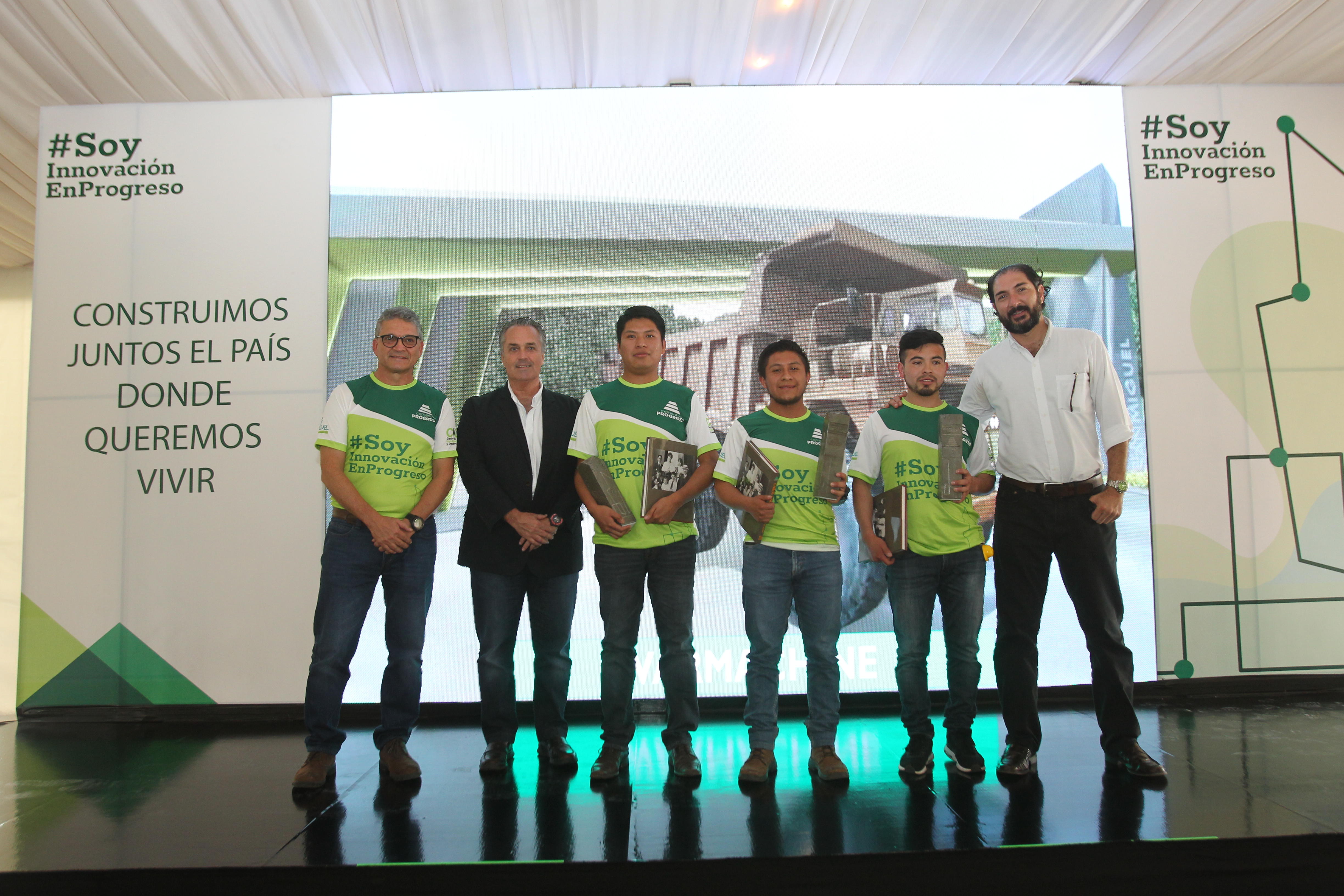 Directivos de Cementos Progreso y Planta San Miguel entregan el premio al equipo ganador.