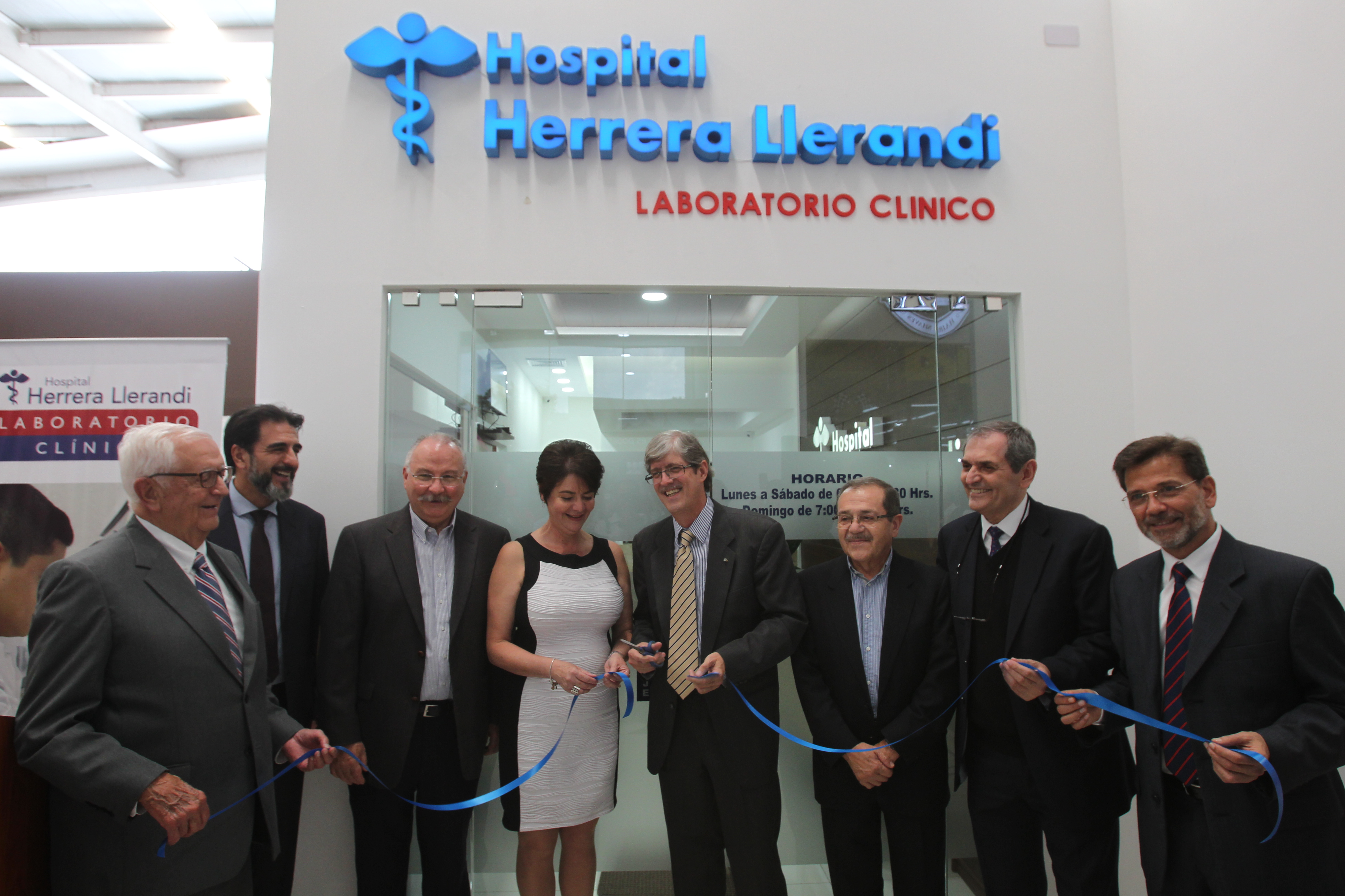 Representantes de la junta directiva del Hospital Herrera Llerandi inauguraron las nuevas instalaciones en la  zona 16. (Foto Prensa Libre: Norvin Mendoza)