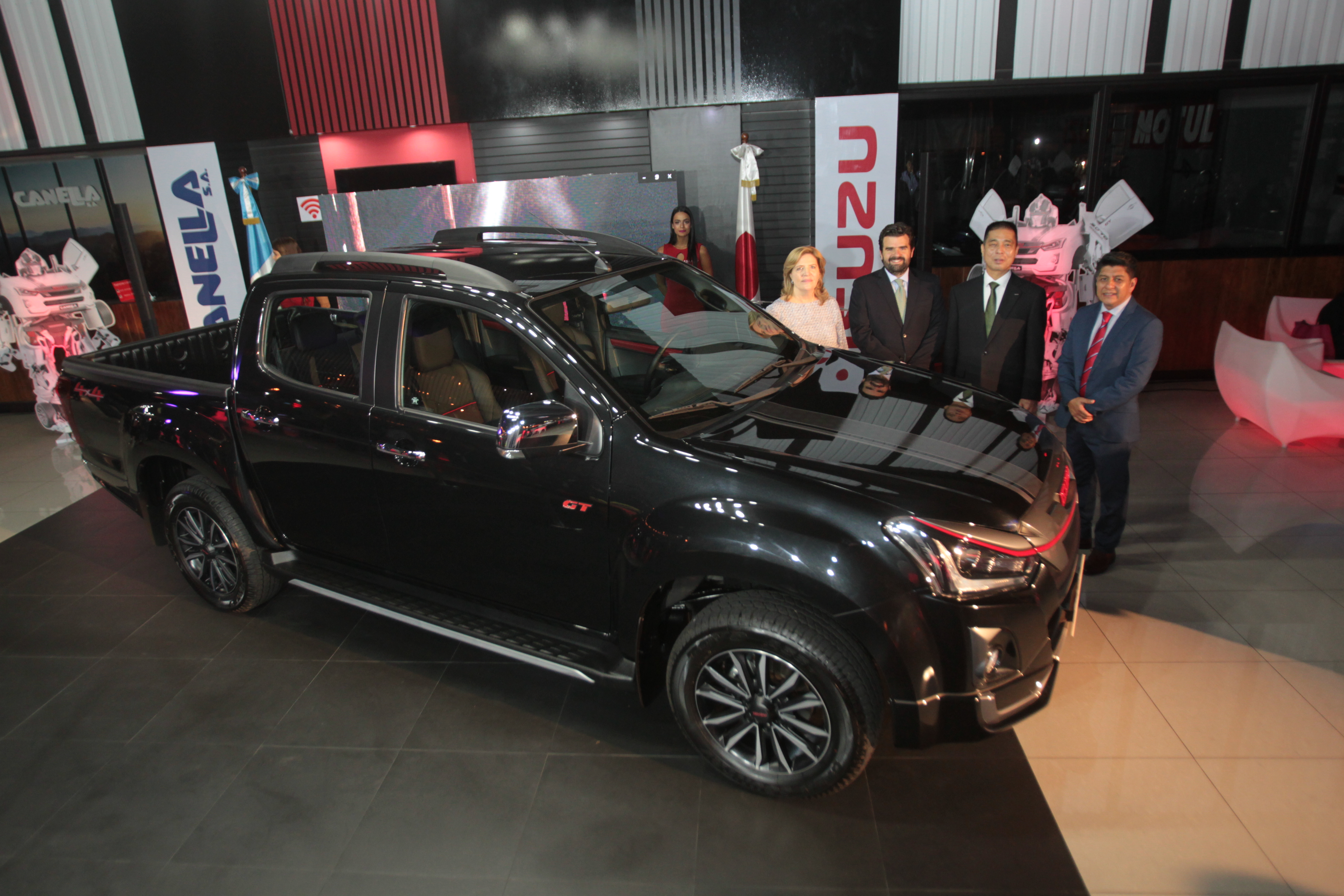 Directivos de Canella presentaron la edición 2020 del pickup Isuzu D-MAX. (Foto Prensa Libre: Norvin Mendoza)