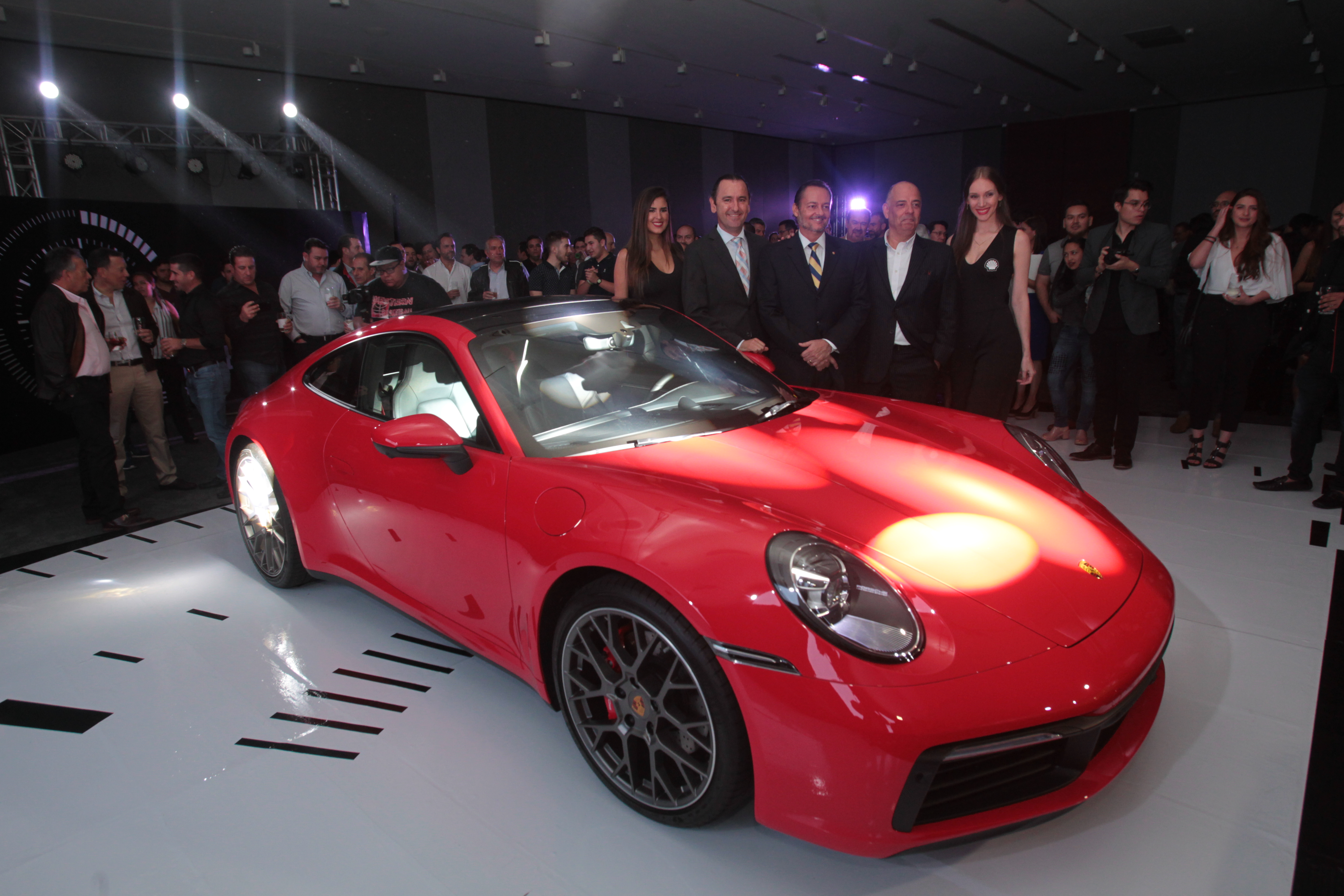 Representantes de Grupo Los Tres presentaron ante un grupo de clientes y amigos del nuevo Porsche 911.Foto Norvin Mendoza