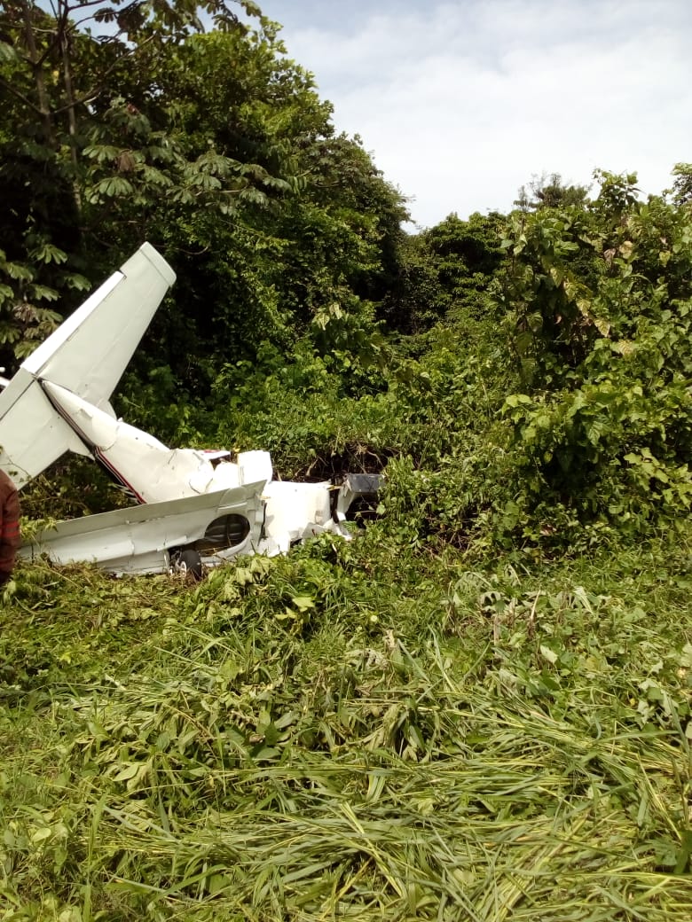 Avioneta que se accidentó en Coatepeque. (Foto Prensa Libre: Cortesía Cruz Roja Guatemalteca). 
