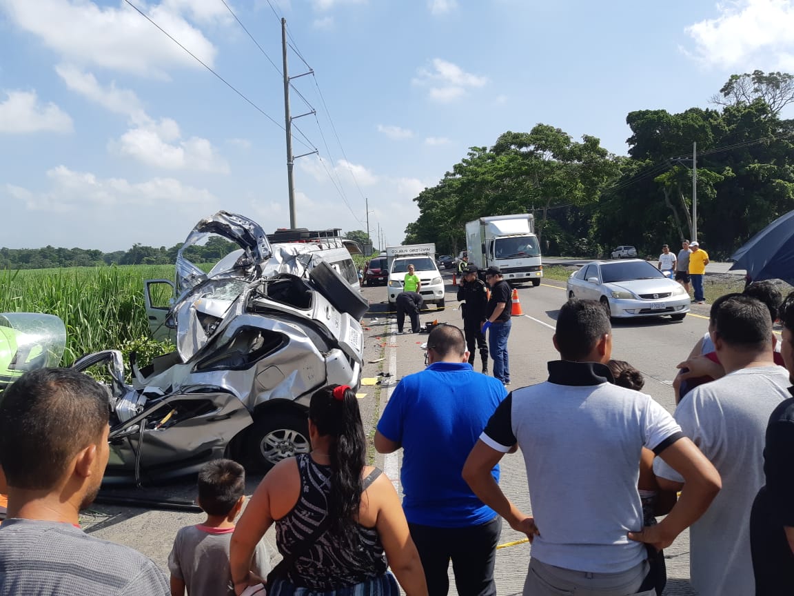 Curiosos permanecen en el lugar del accidente en el kilómetro 87 de la autopista a Puerto Quetzal. (Foto Prensa Libre: Enrique Paredes). 