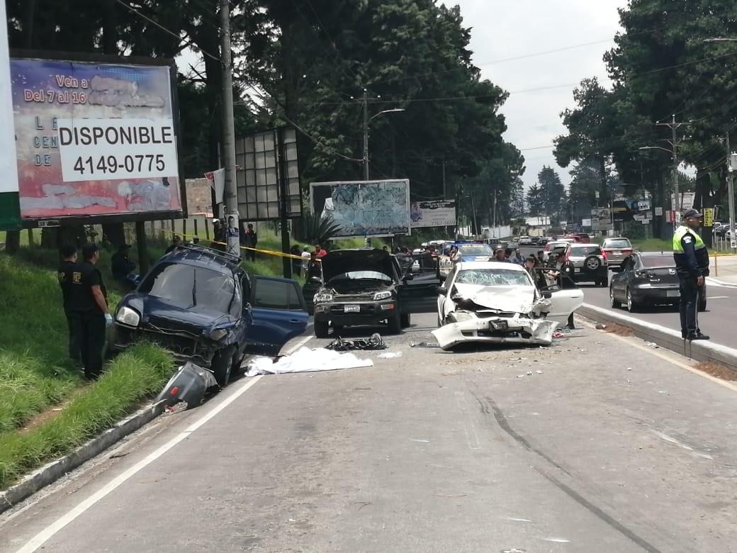 Grúas levantaron los tres vehículos involucrados en el accidente para trasladarlos al predio. (Foto Prensa Libre: María Longo) 