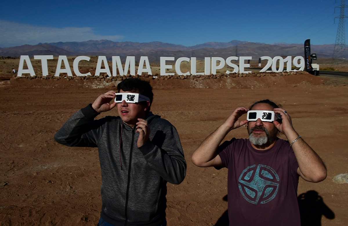 Turistas observan el eclipse en Chile, uno de los países en donde mayor visibilidad tuvo ese fenómeno natural. (Foto Prensa Libre: AFP)