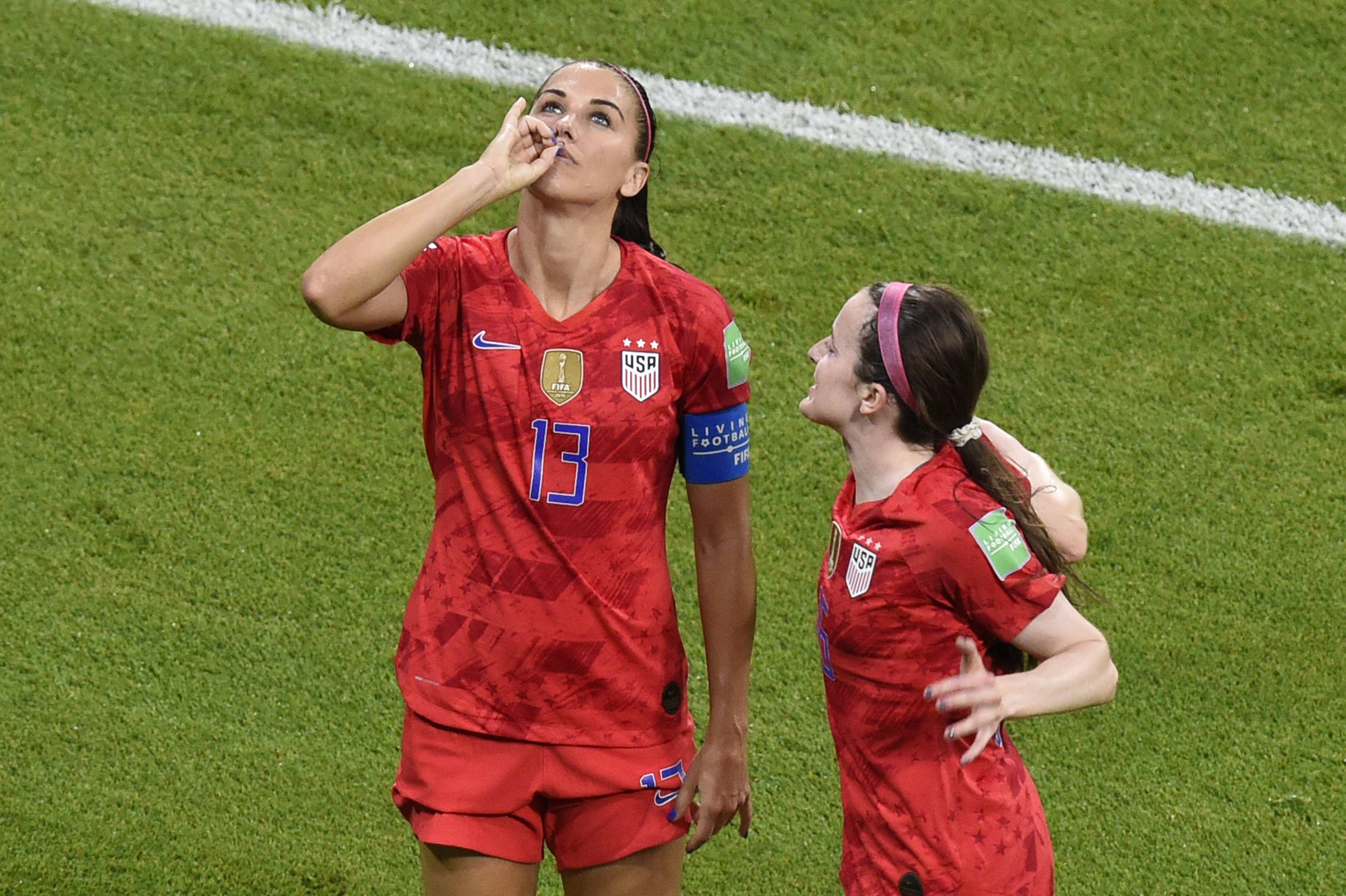 Este es el polémico festejo de Alex Morgan, jugadora de Estados Unidos. (Foto Prensa Libre: AFP)