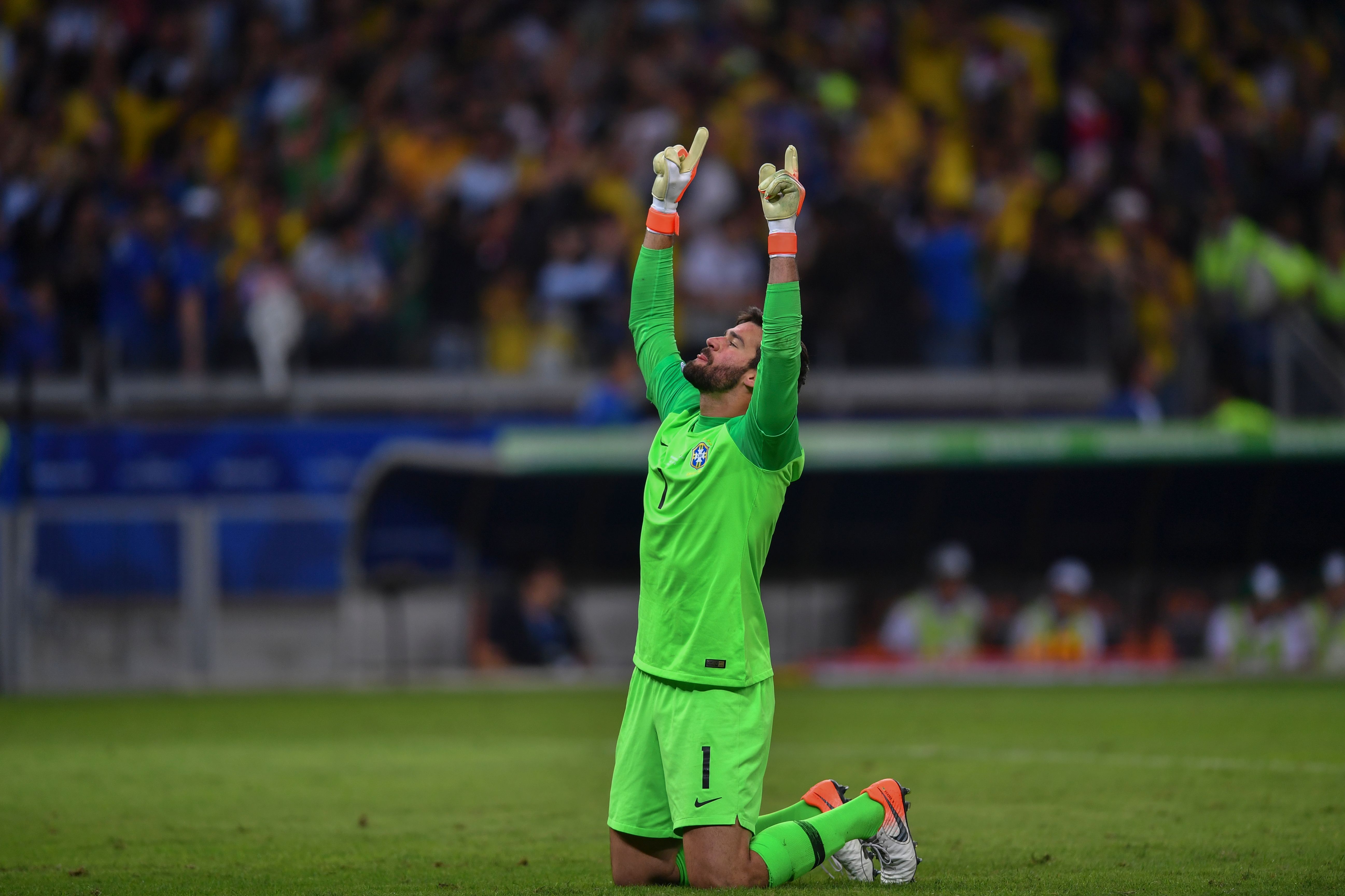 Alisson, jugador del Liverpool y de la Selección de Brasil, pasa por un gran momento en su carrera. (Foto Prensa Libre: AFP)