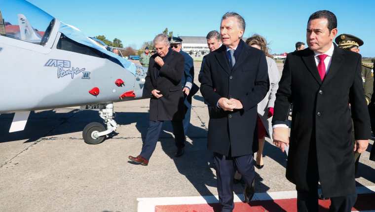 El presidente Jimmy Morales viajó a Argentina donde se reunió con su homólogo Mauricio Macri y cerró el trato para la adquisición de dos aviones Pampa III. (Foto Prensa Libre: AFP)