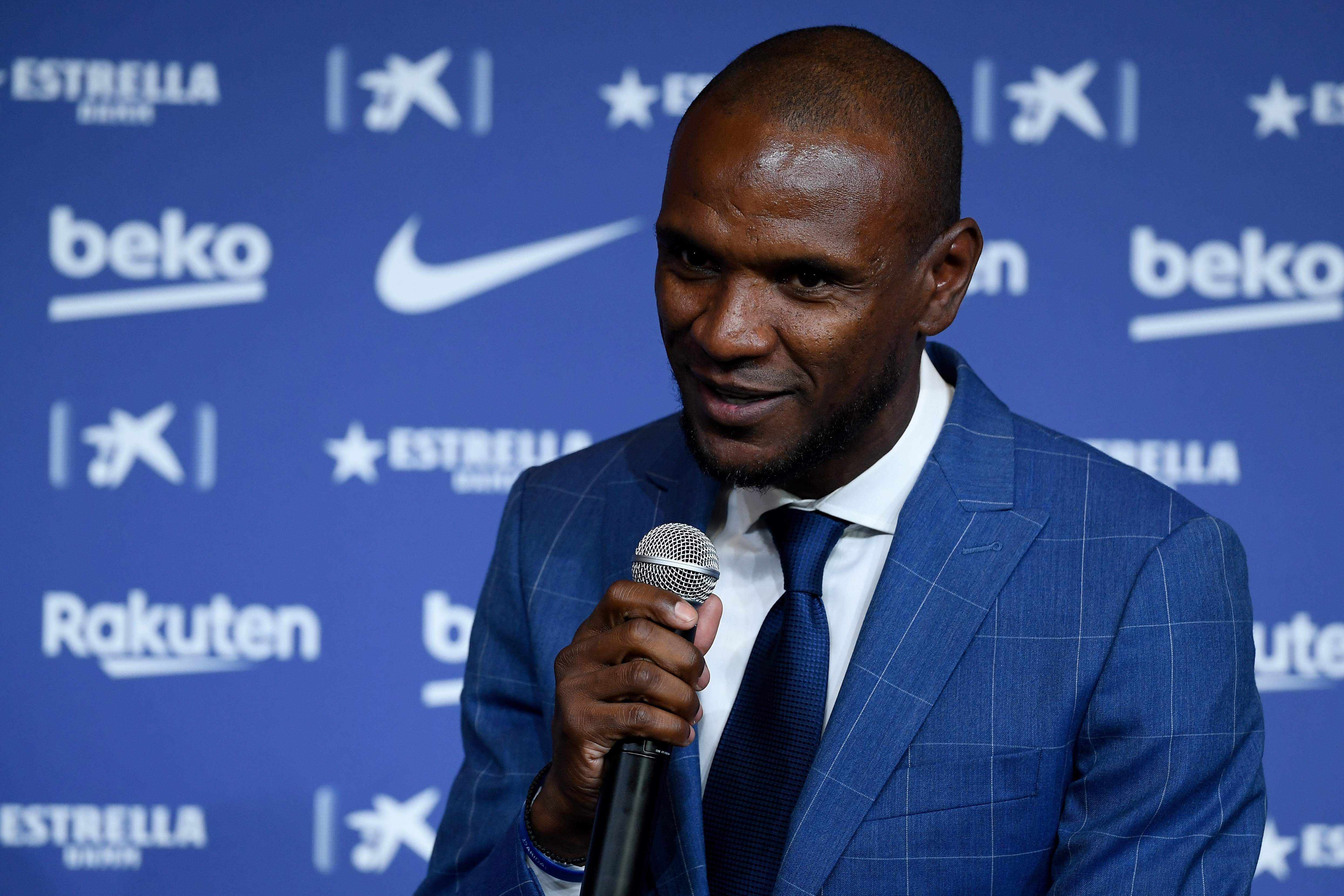 El exjugador y director deportivo del FC Barcelona, Eric Abidal y su esposa declararon en la investigación sobre la agresión que sufrió una jugadora del Paris Saint Germain. Foto Prensa Libre: AFP.