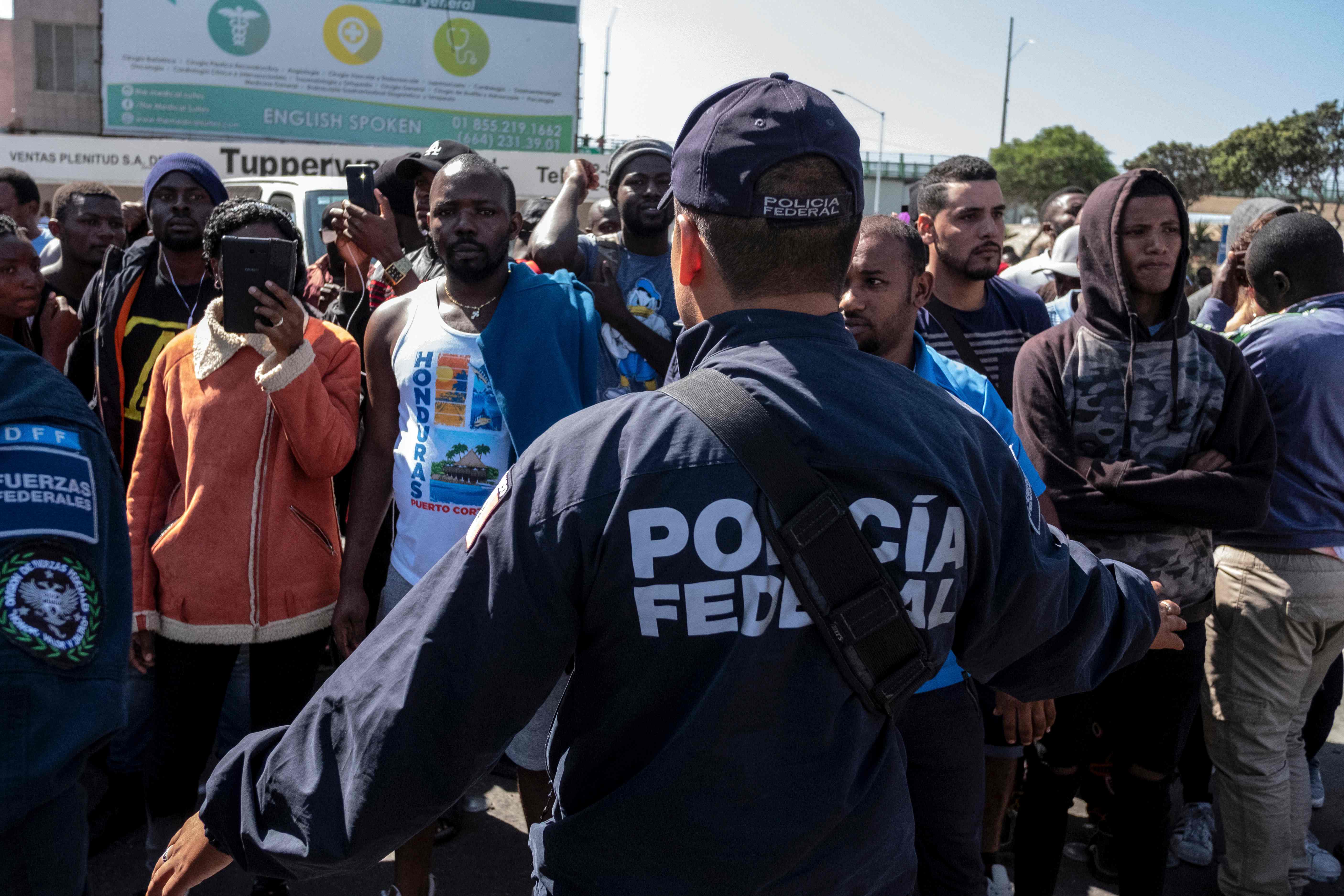 Un grupo de migrantes en Tijuana, Baja California, México, insiste en su pretensión de entrar a EE. UU.  a solicitar refugio. (Foto Prensa Libre: AFP)