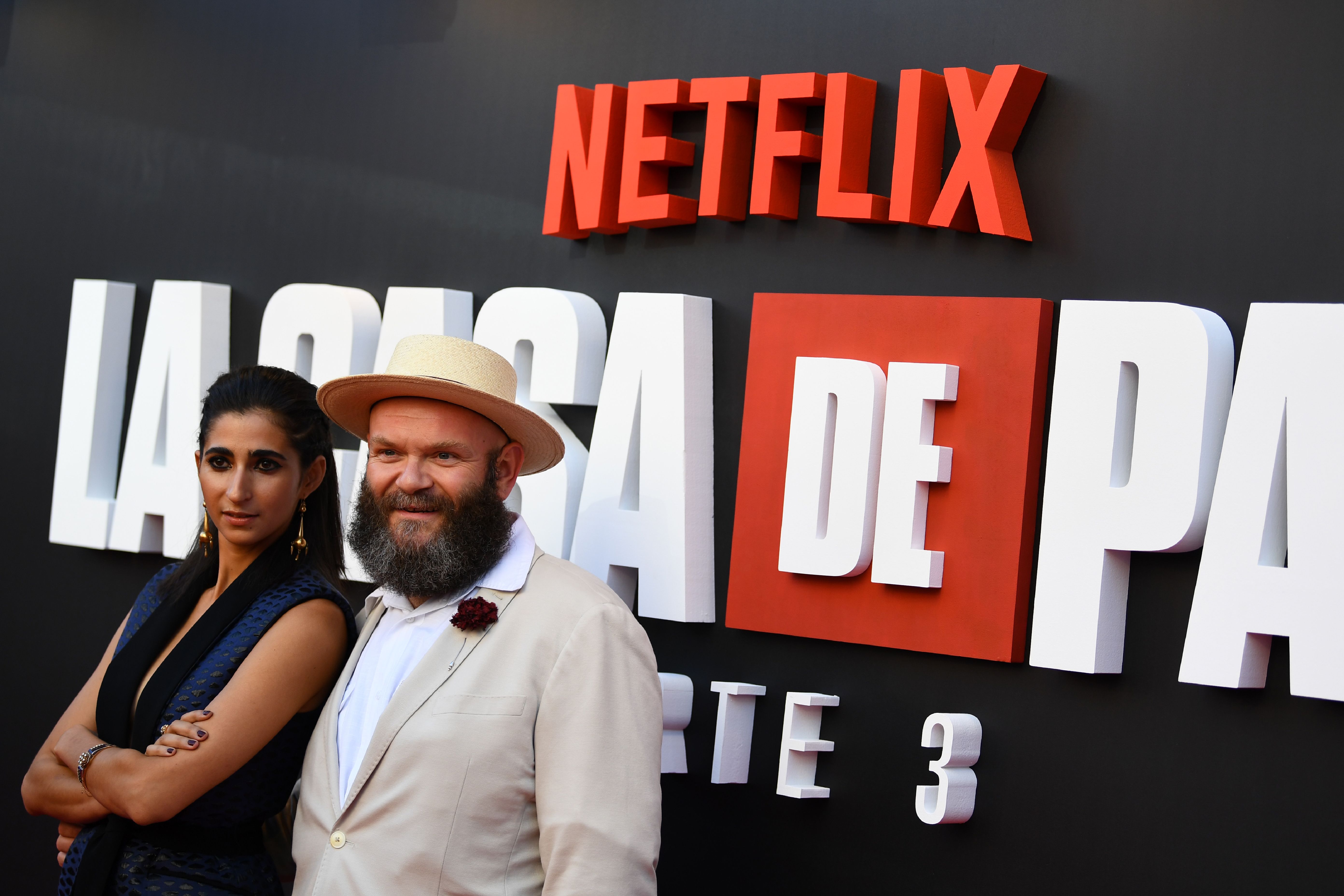 La española Alba Flores y el actor serbio Darko Peric, en la presentación de la tercera temporada de La casa de papel. (Foto Prensa Libre: AFP)