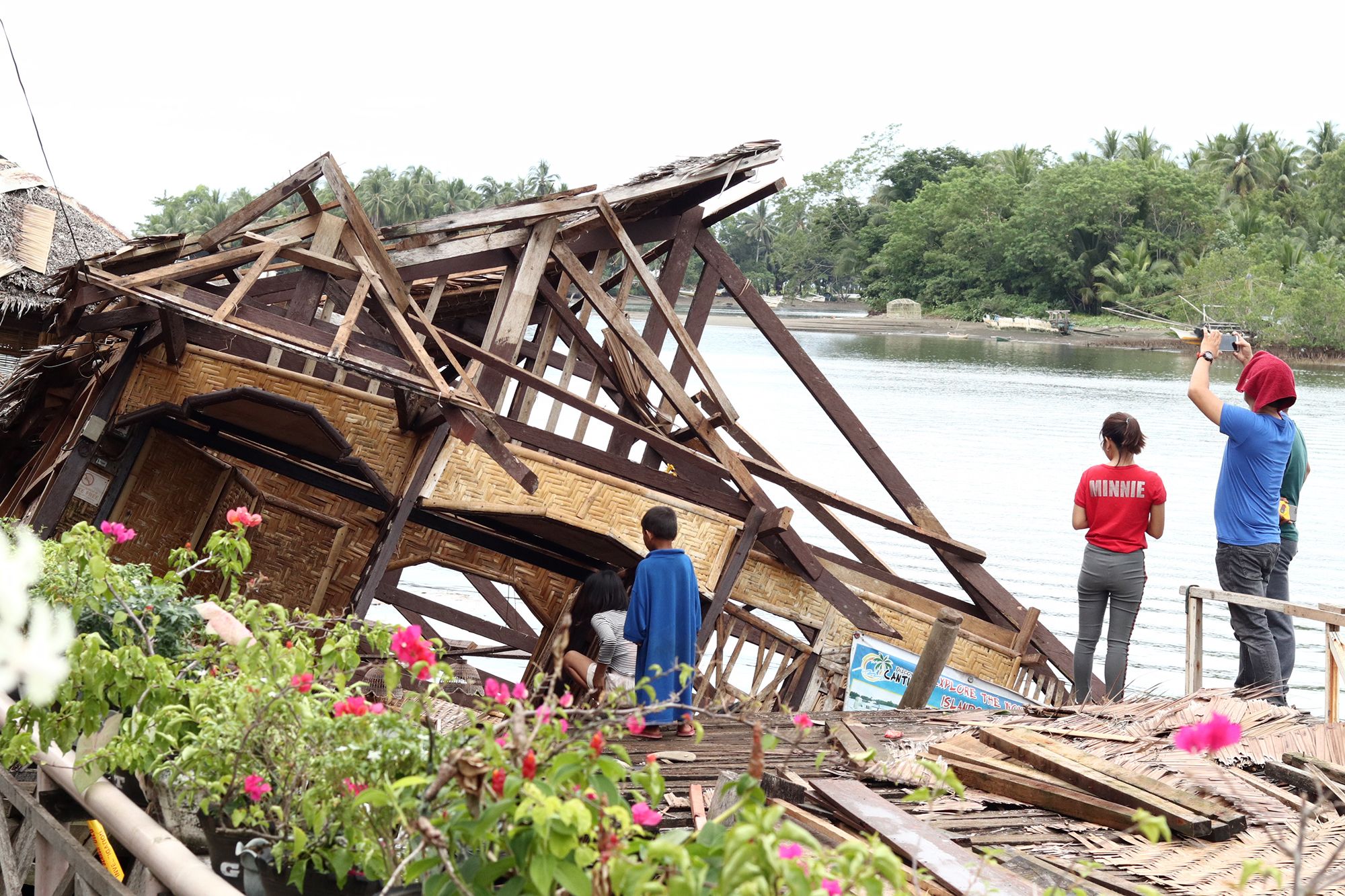 Residentes observan los daños que causó el terremoto en las islas Molucas, Idonesia. (Foto Prensa Libre: AFP)