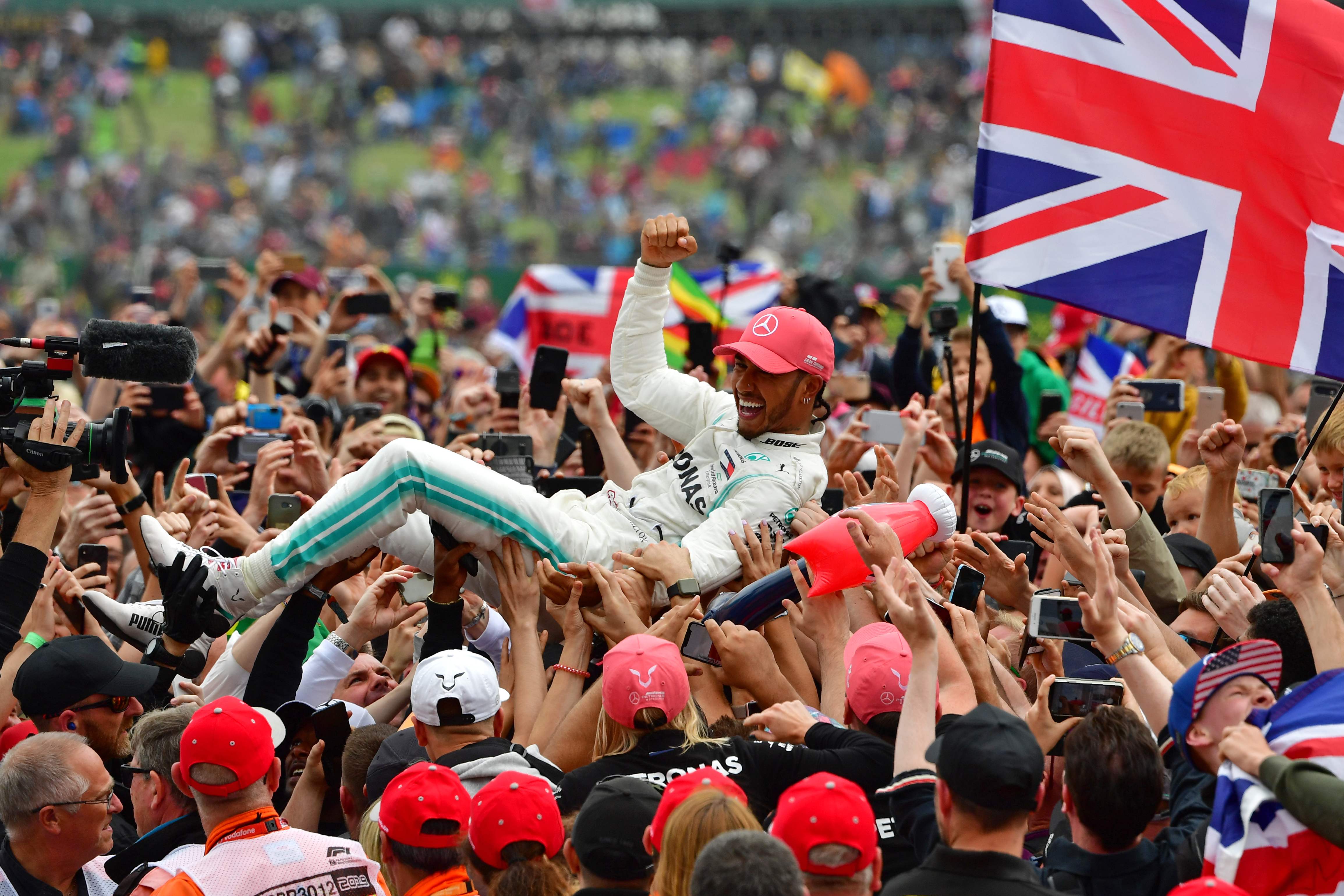 Lewis Hamilton celebró a lo grande junto a los aficionados. (Foto Prensa Libre: AFP)