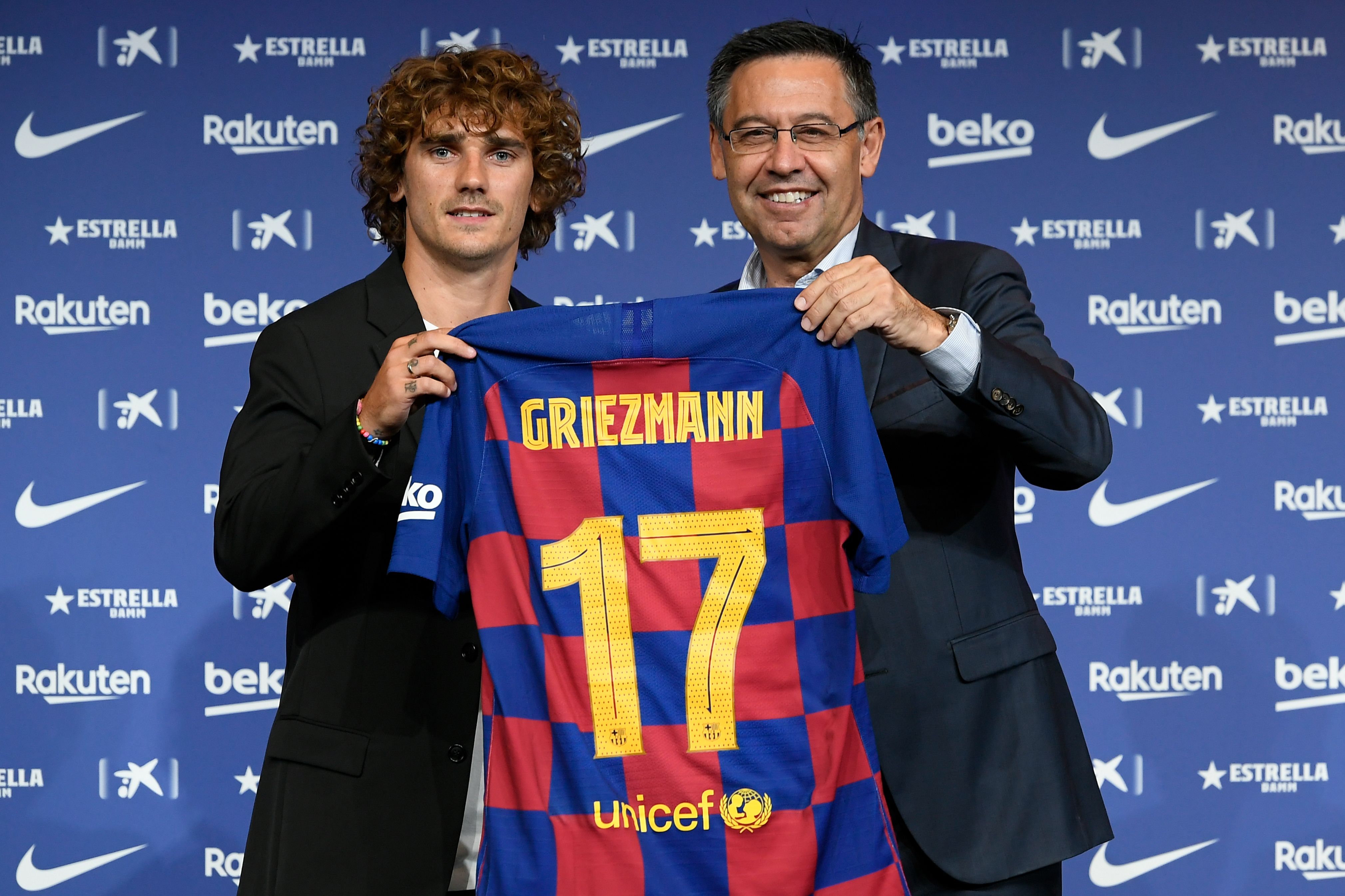 El delantero francés Antoine Griezmann 
fue presentado por el expresidente del Barsa, Josep Maria Bartomeu, en el  Camp Nou el 14 de julio de 2019. Foto Prensa Libre: AFP.