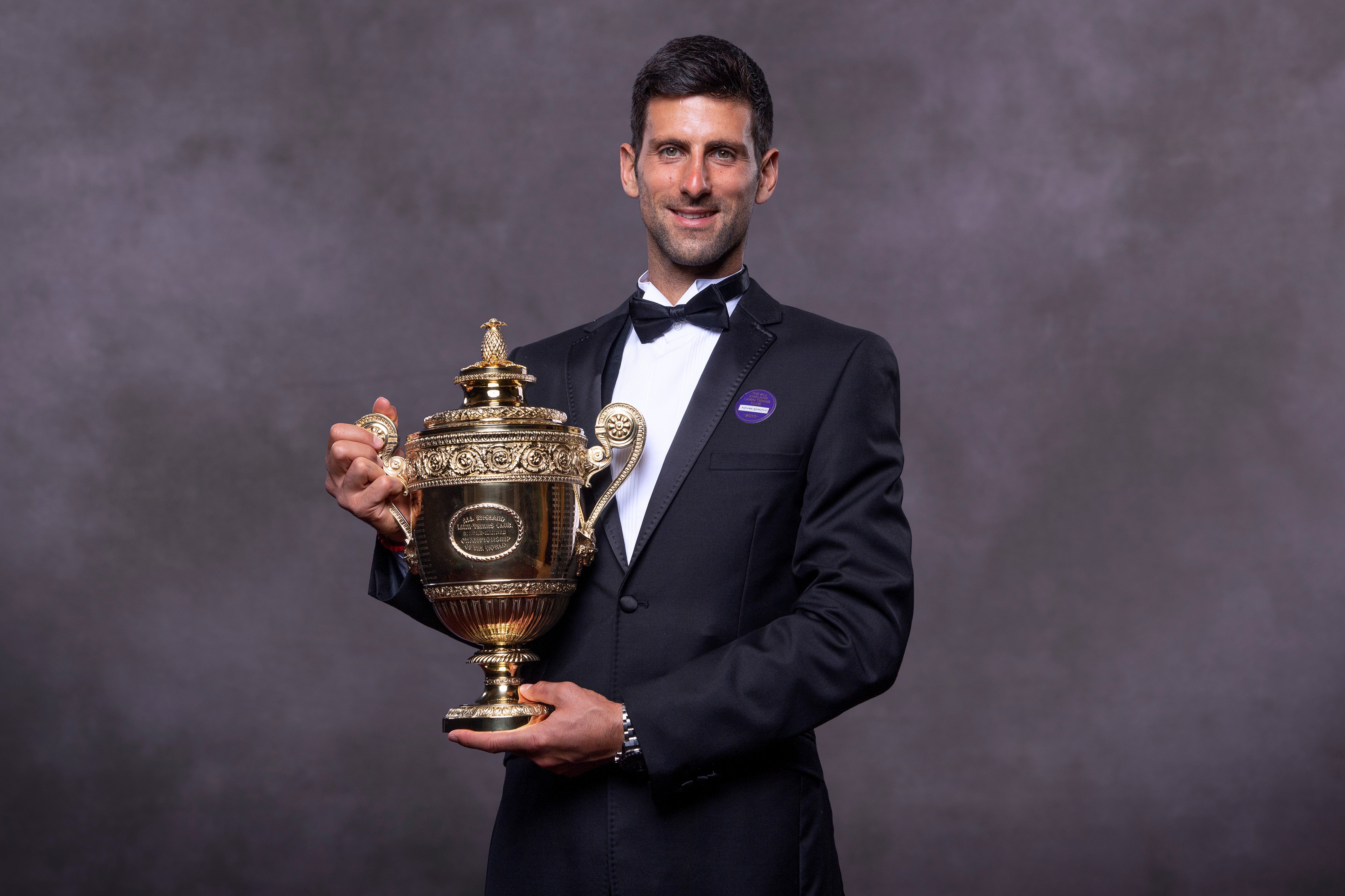 El serbio Novak Djokovic luce muy emocionado el trofeo de Wimbledon. (Foto Prensa Libre: AFP)